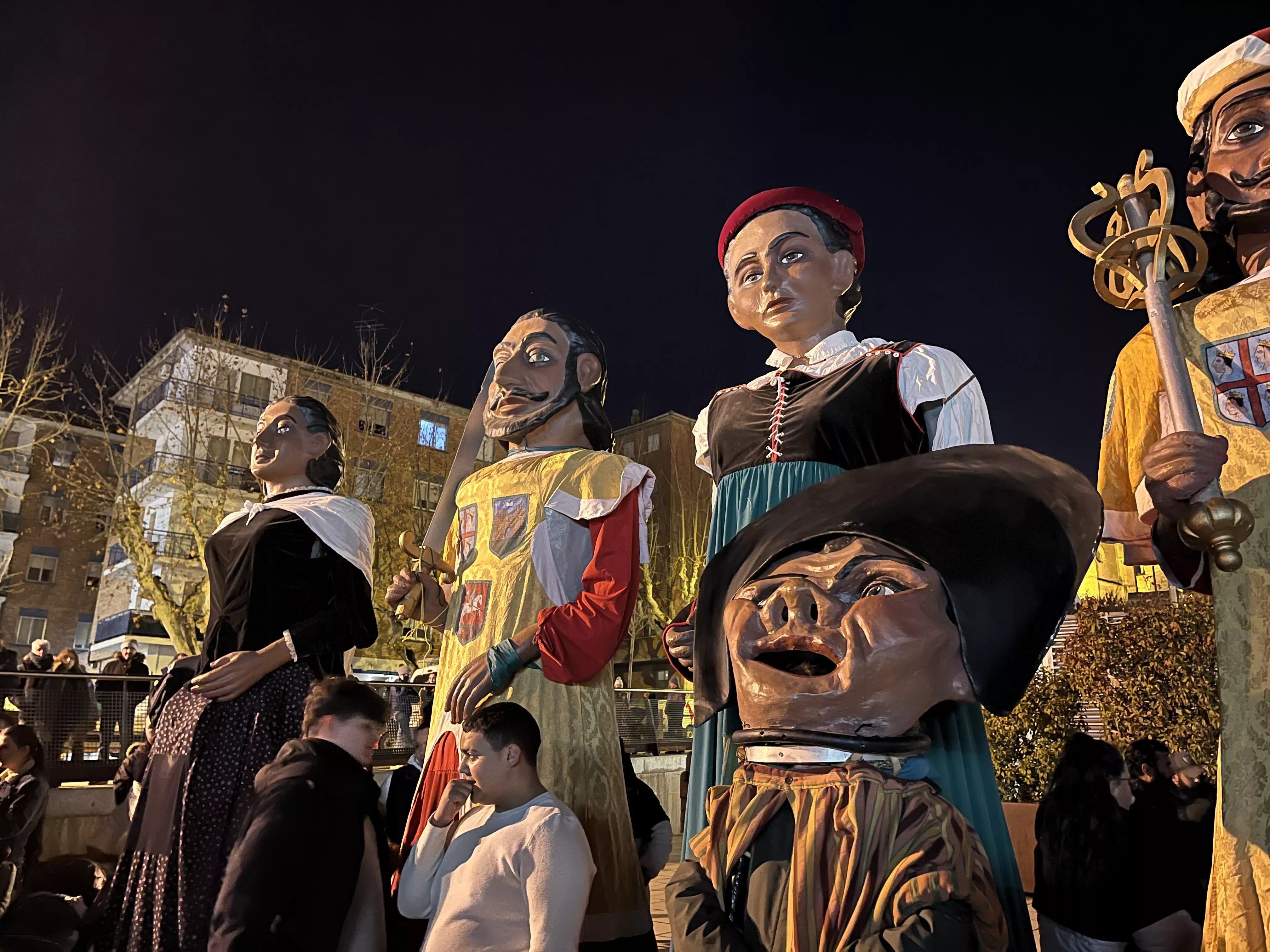 Actuación de los Gigantes y Cabezudos con los Gaiters de Tierra Plana. Foto Mercedes Manterola