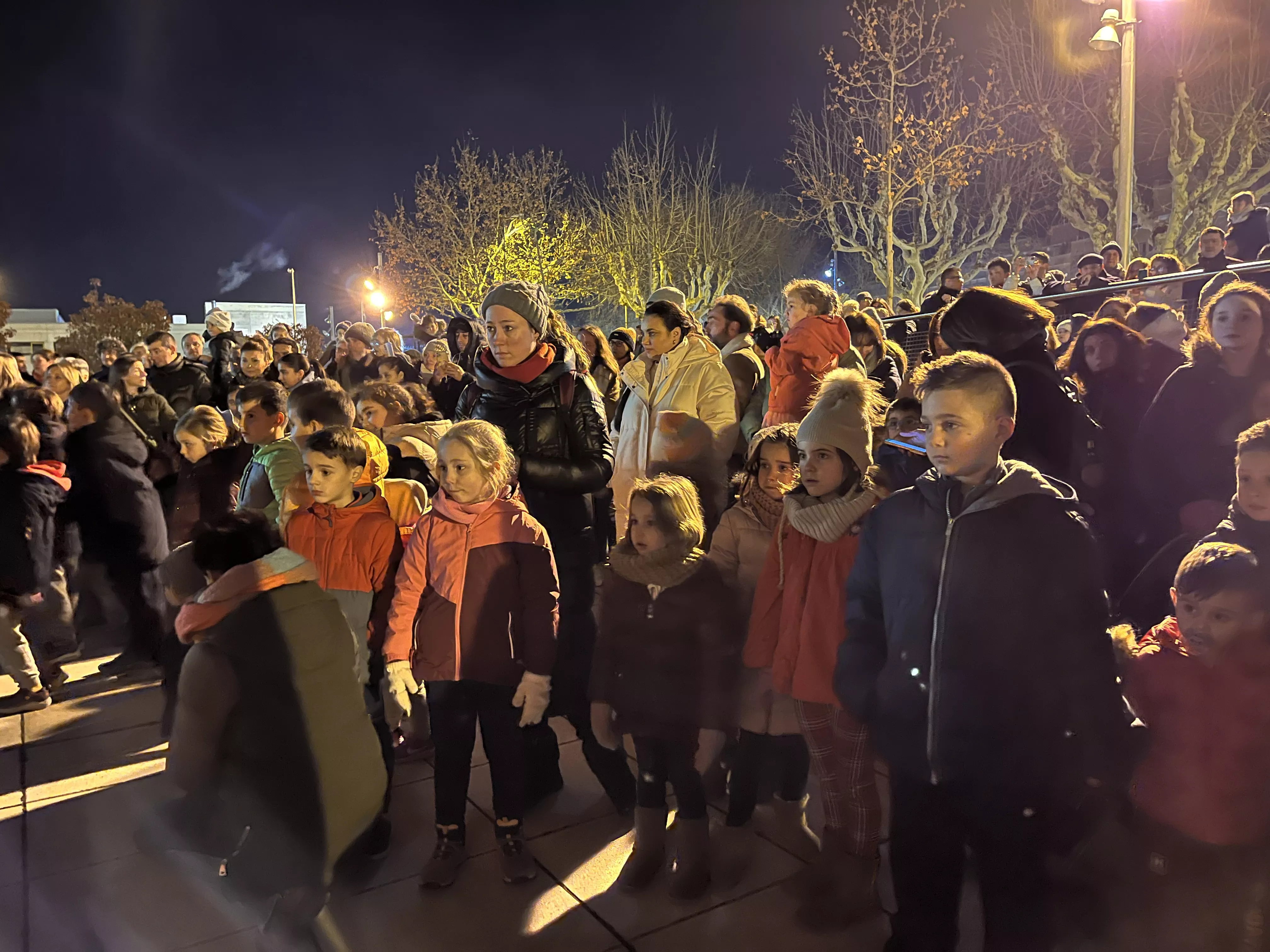 Actuación de los Gigantes y Cabezudos con los Gaiters de Tierra Plana. Foto Mercedes Manterola