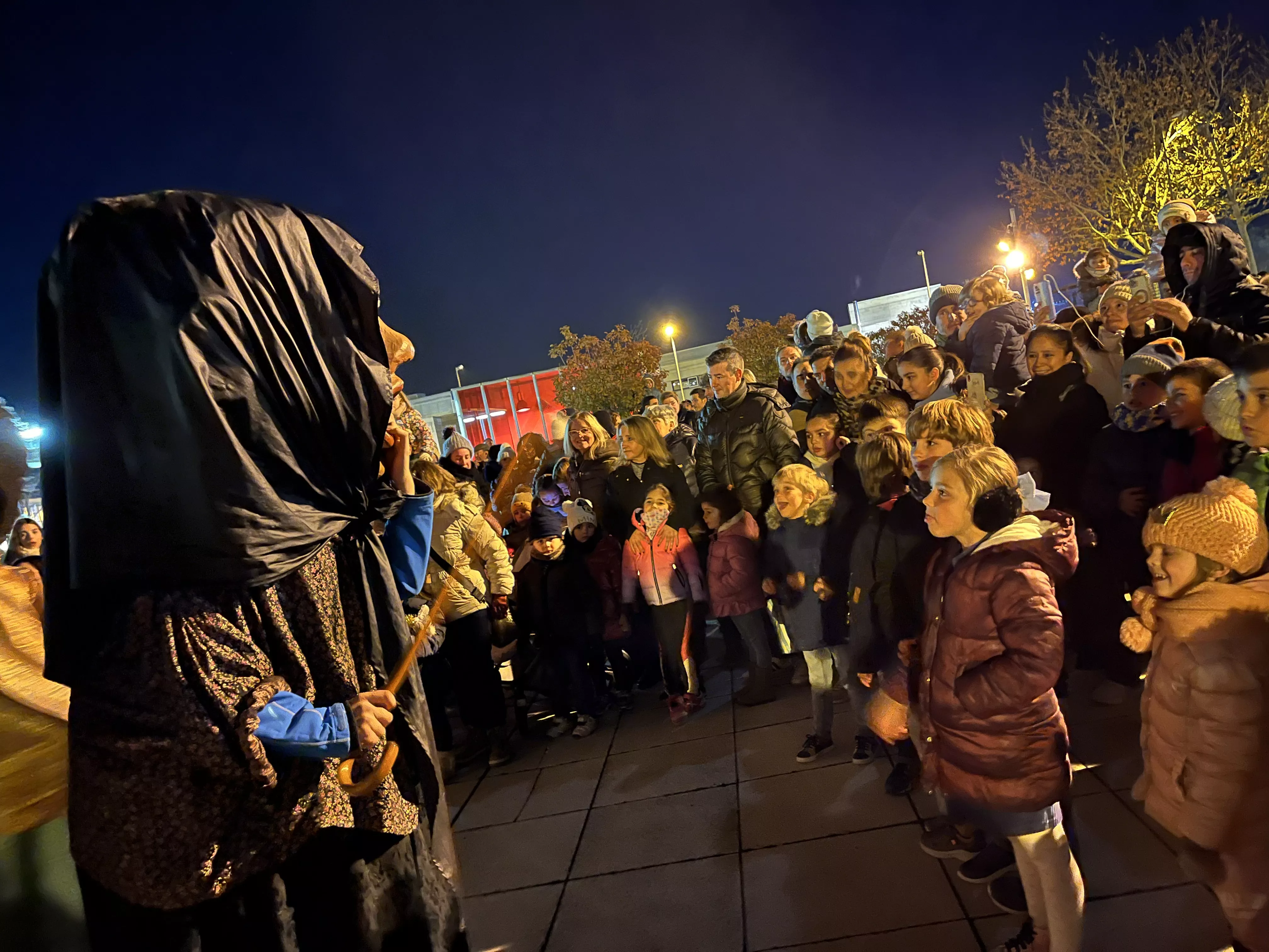 Actuación de los Gigantes y Cabezudos con los Gaiters de Tierra Plana. Foto Mercedes Manterola