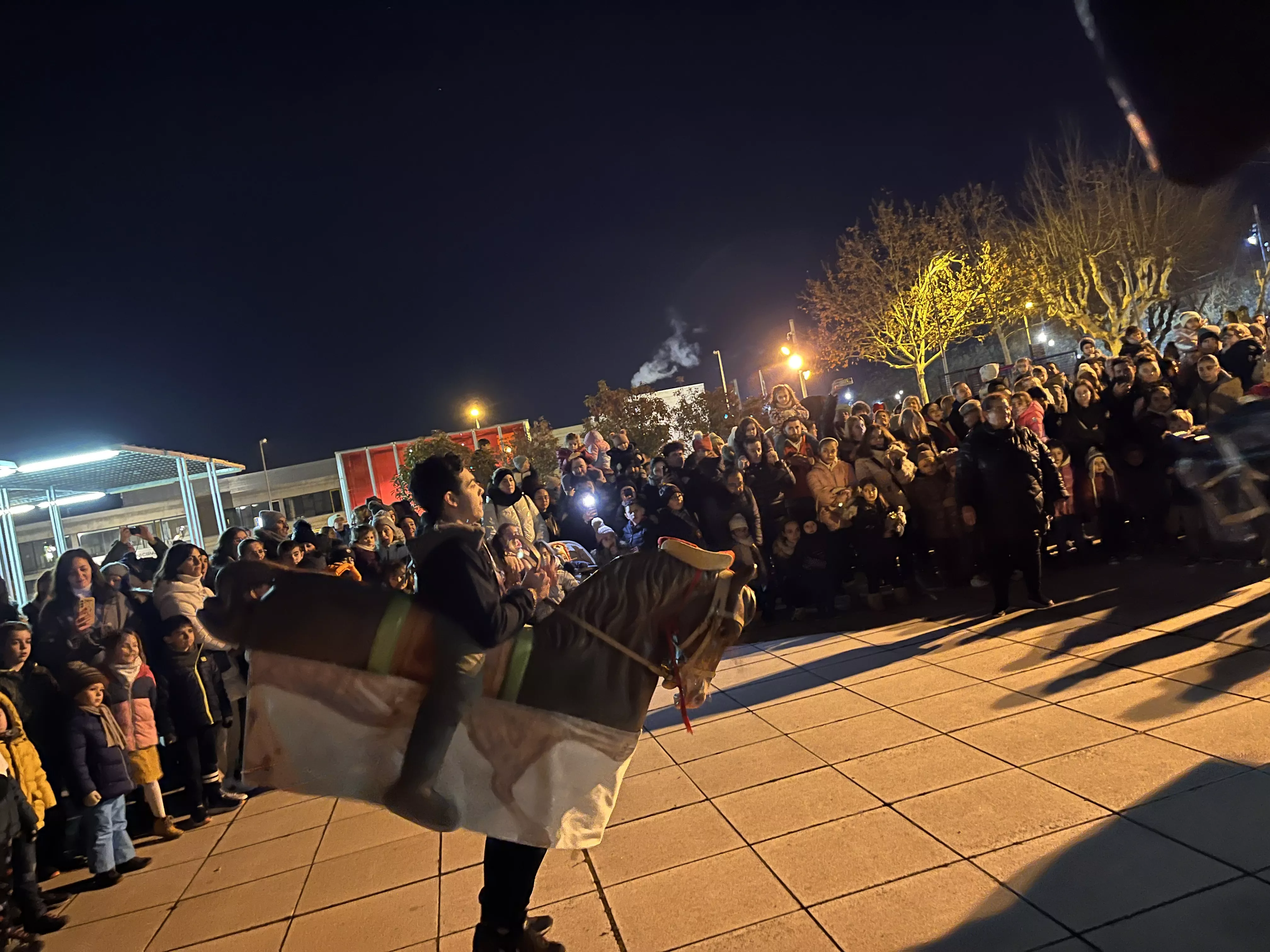 Actuación de los Gigantes y Cabezudos con los Gaiters de Tierra Plana. Foto Mercedes Manterola