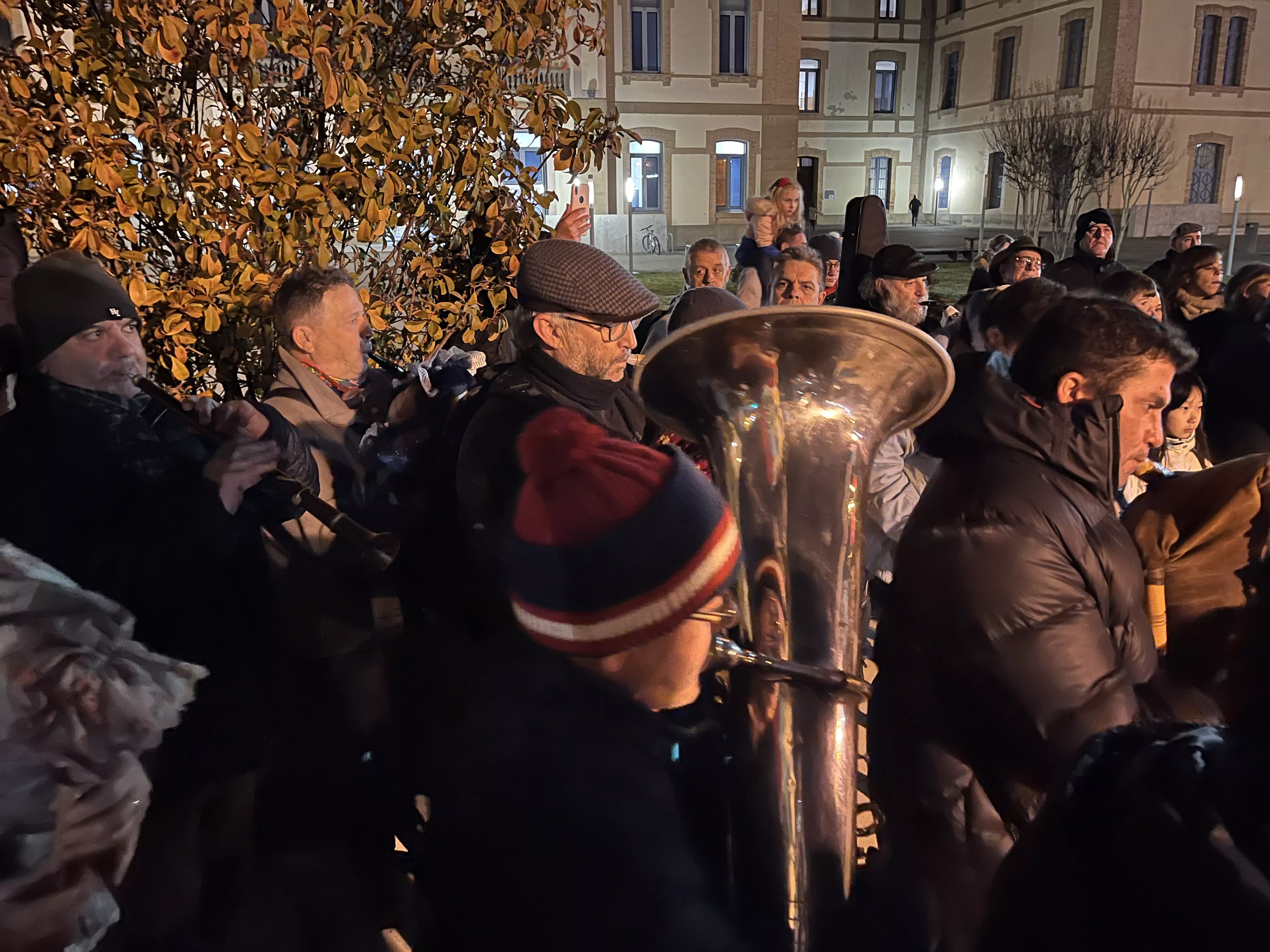 Actuación de los Gigantes y Cabezudos con los Gaiters de Tierra Plana. Foto Mercedes Manterola
