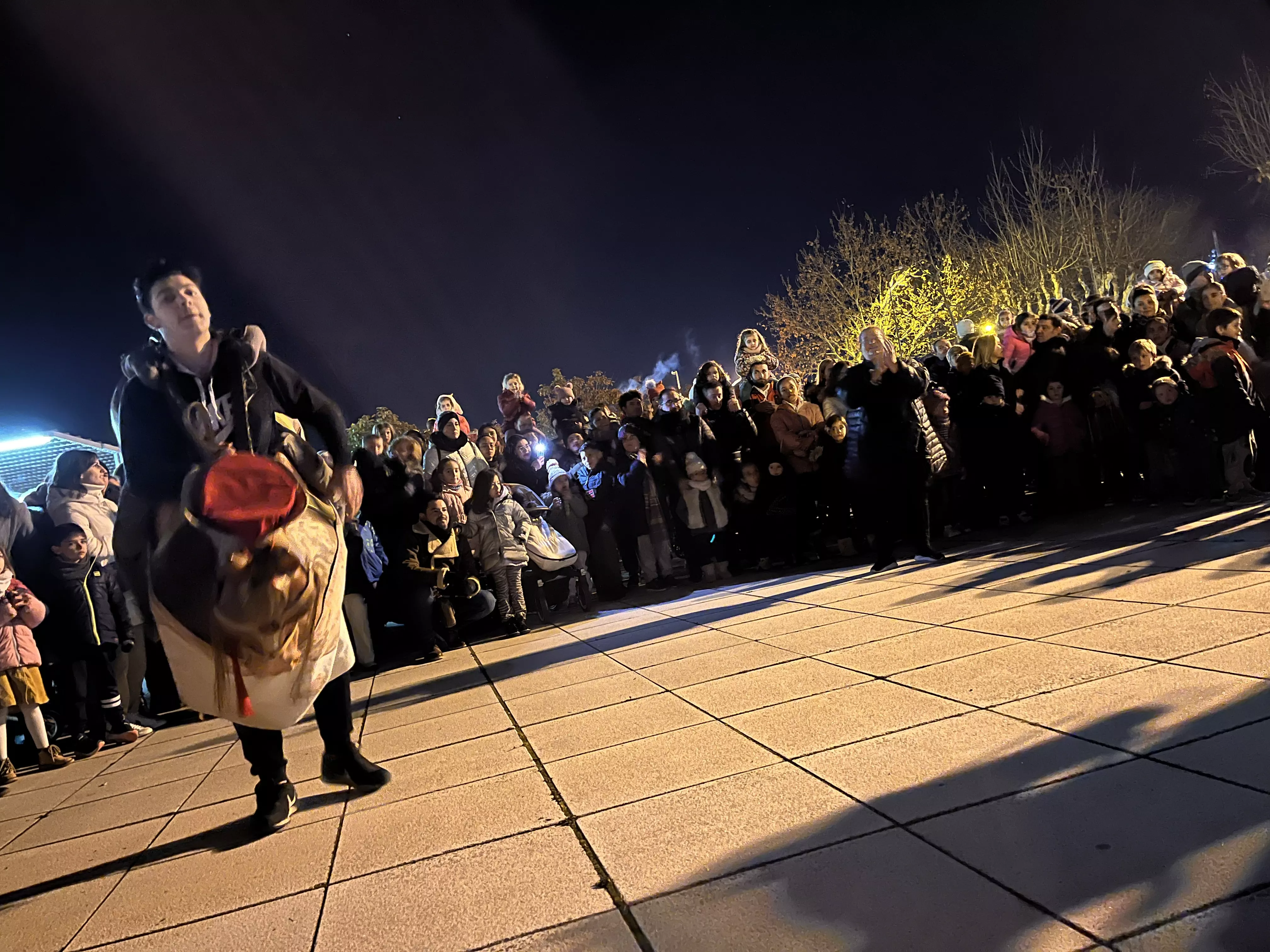 Actuación de los Gigantes y Cabezudos con los Gaiters de Tierra Plana. Foto Mercedes Manterola