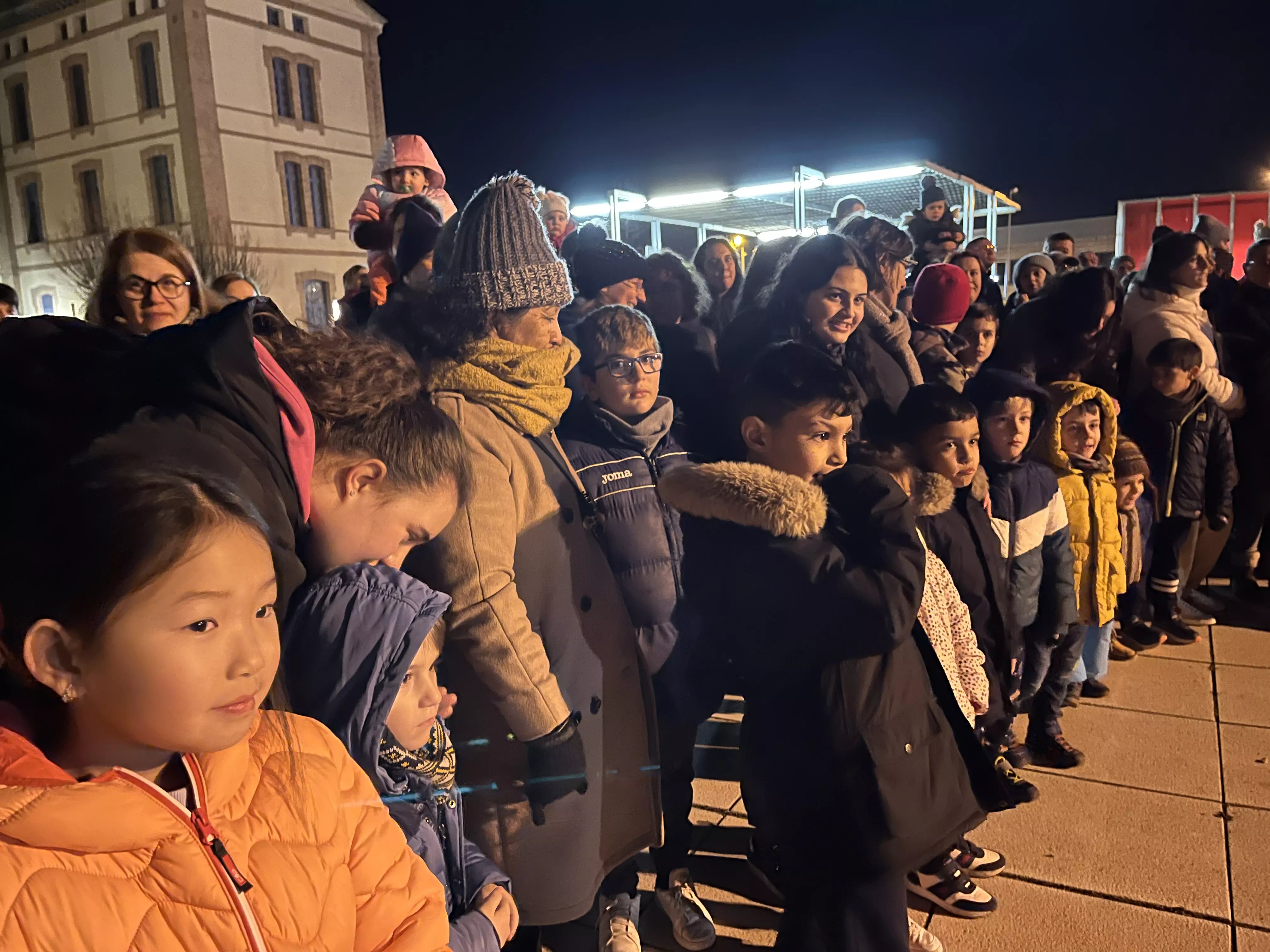 Actuación de los Gigantes y Cabezudos con los Gaiters de Tierra Plana. Foto Mercedes Manterola