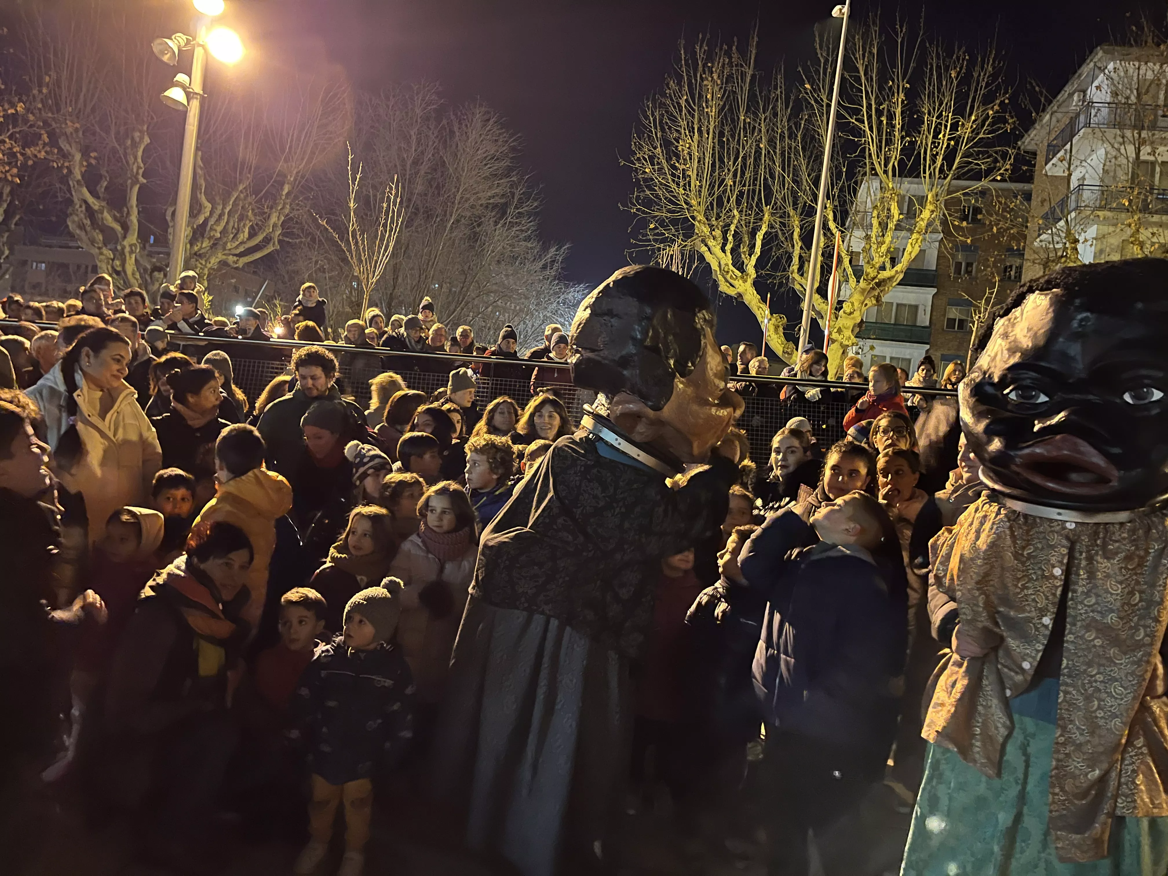 Actuación de los Gigantes y Cabezudos con los Gaiters de Tierra Plana. Foto Mercedes Manterola