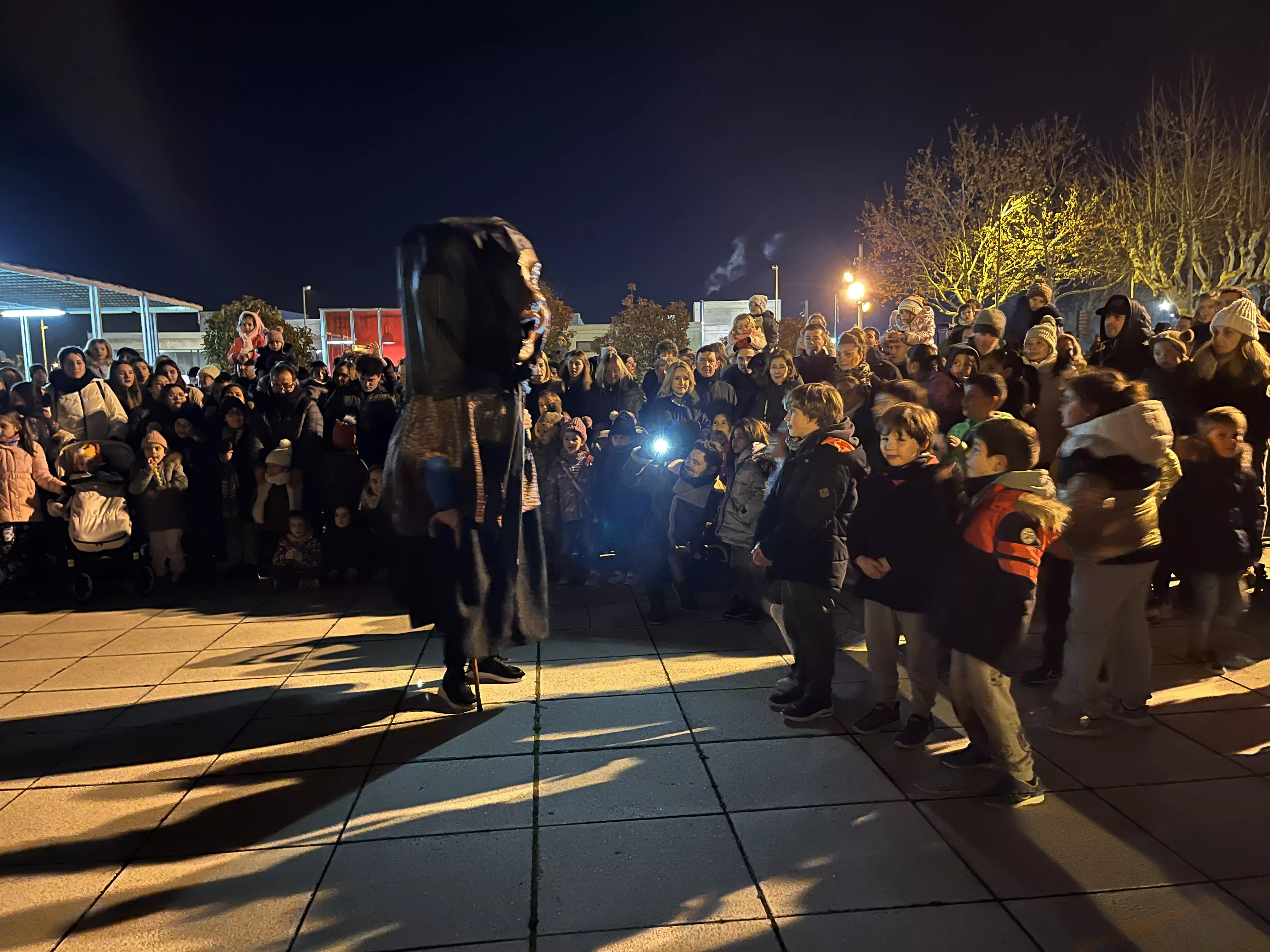 Actuación de los Gigantes y Cabezudos con los Gaiters de Tierra Plana. Foto Mercedes Manterola
