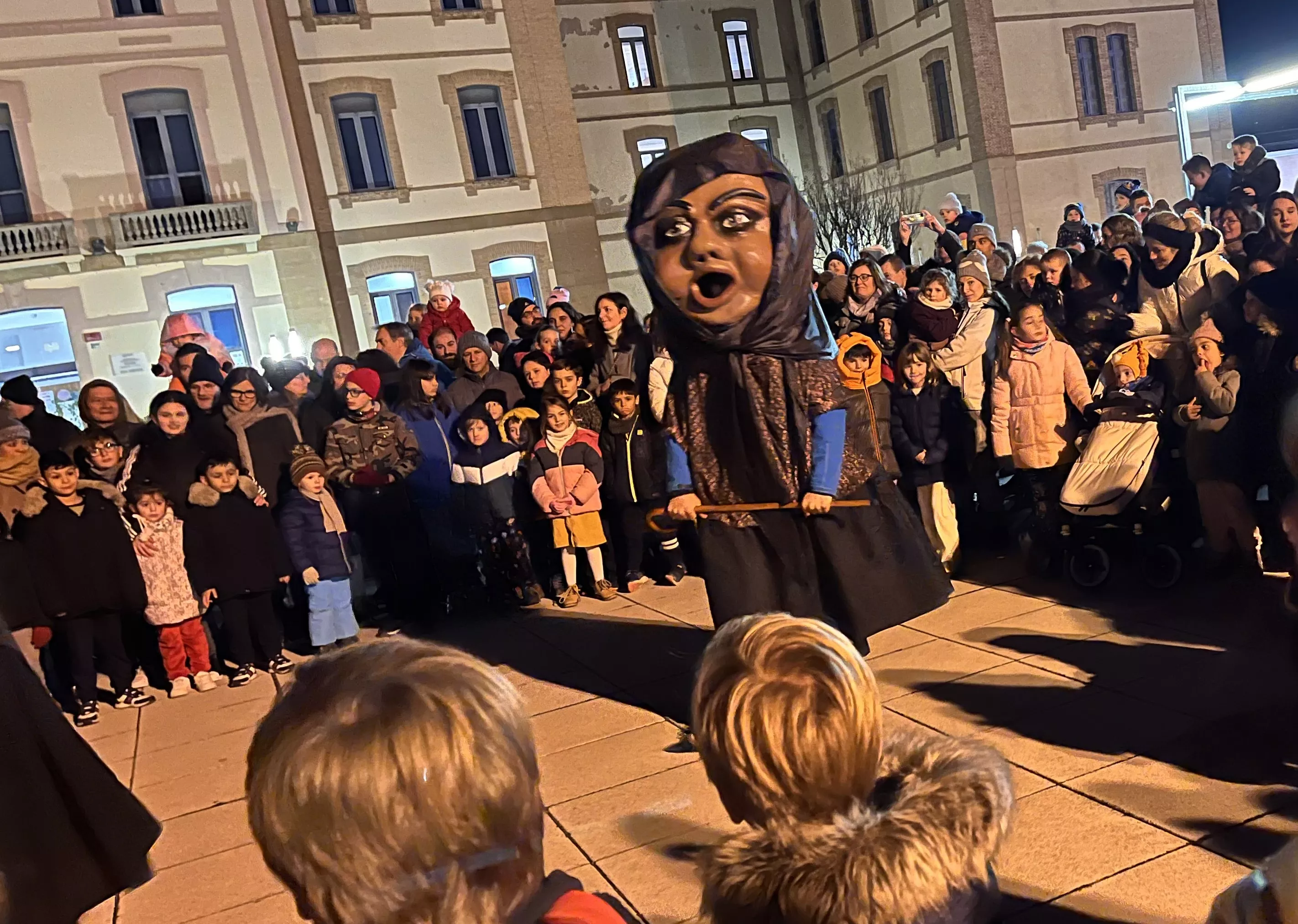 IActuación de los Gigantes y Cabezudos con los Gaiters de Tierra Plana. Foto Mercedes Manterola