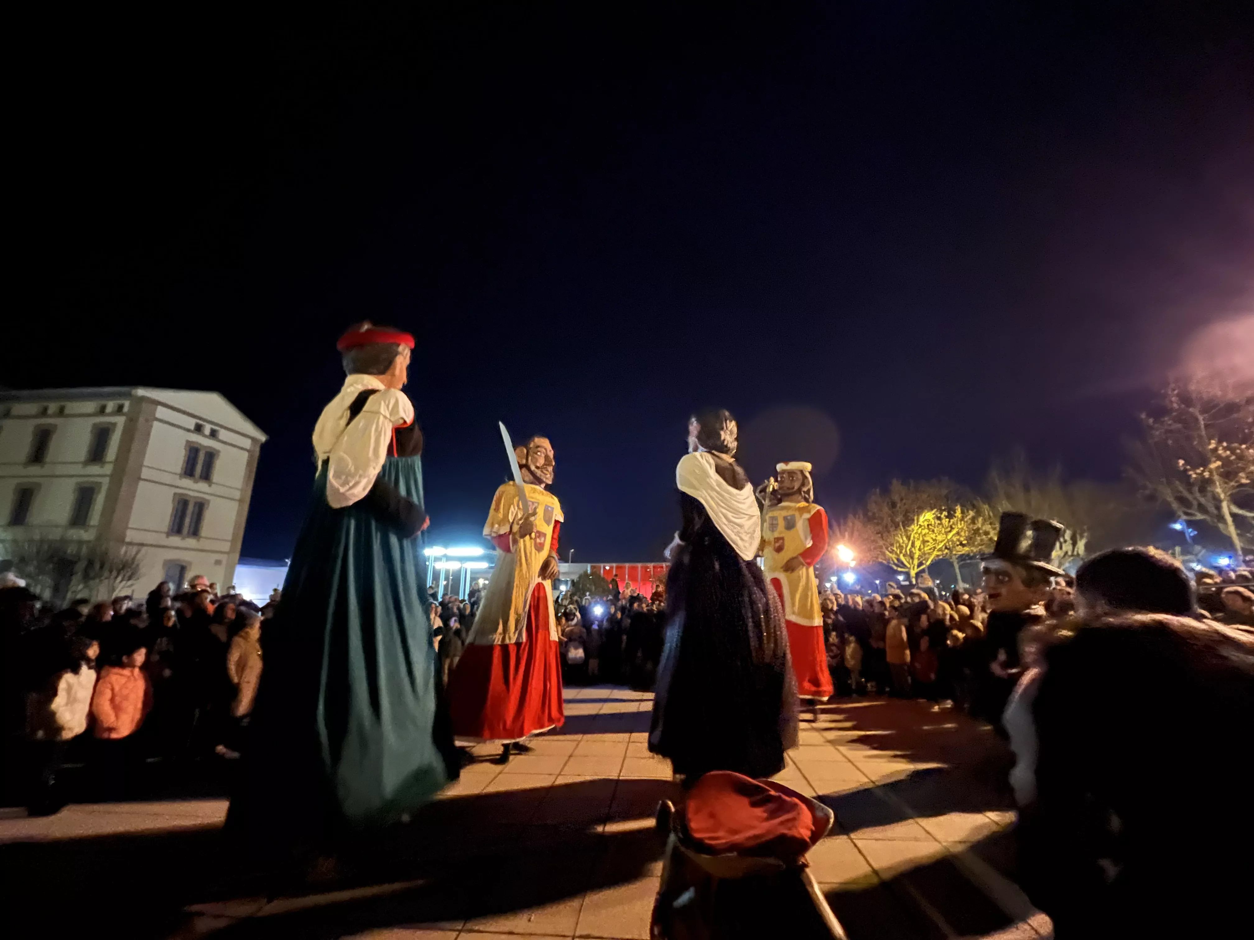 Actuación de los Gigantes y Cabezudos con los Gaiters de Tierra Plana. Foto Mercedes Manterola