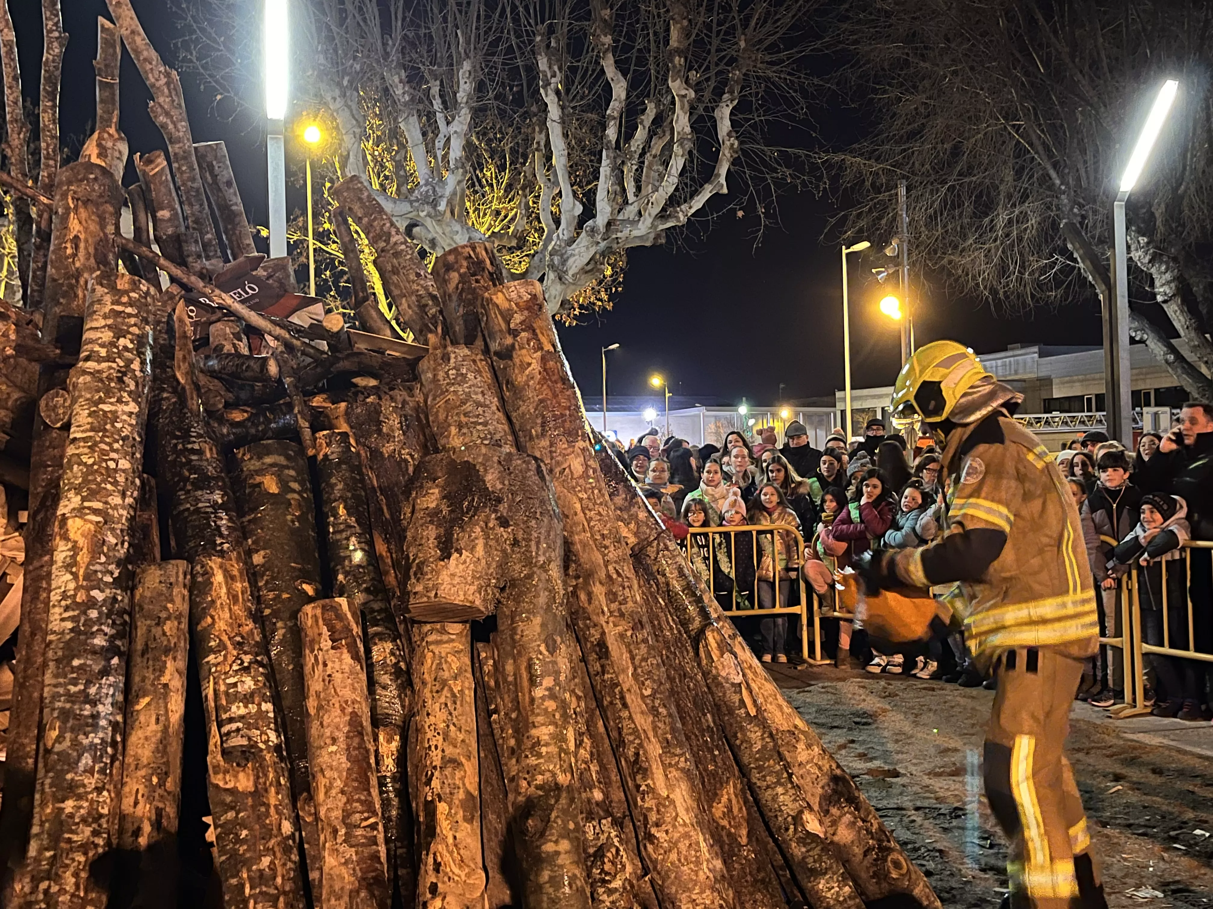Encendido de la hoguera de San Vicente en Huesca el pasado año. Foto Mercedes Manterola
