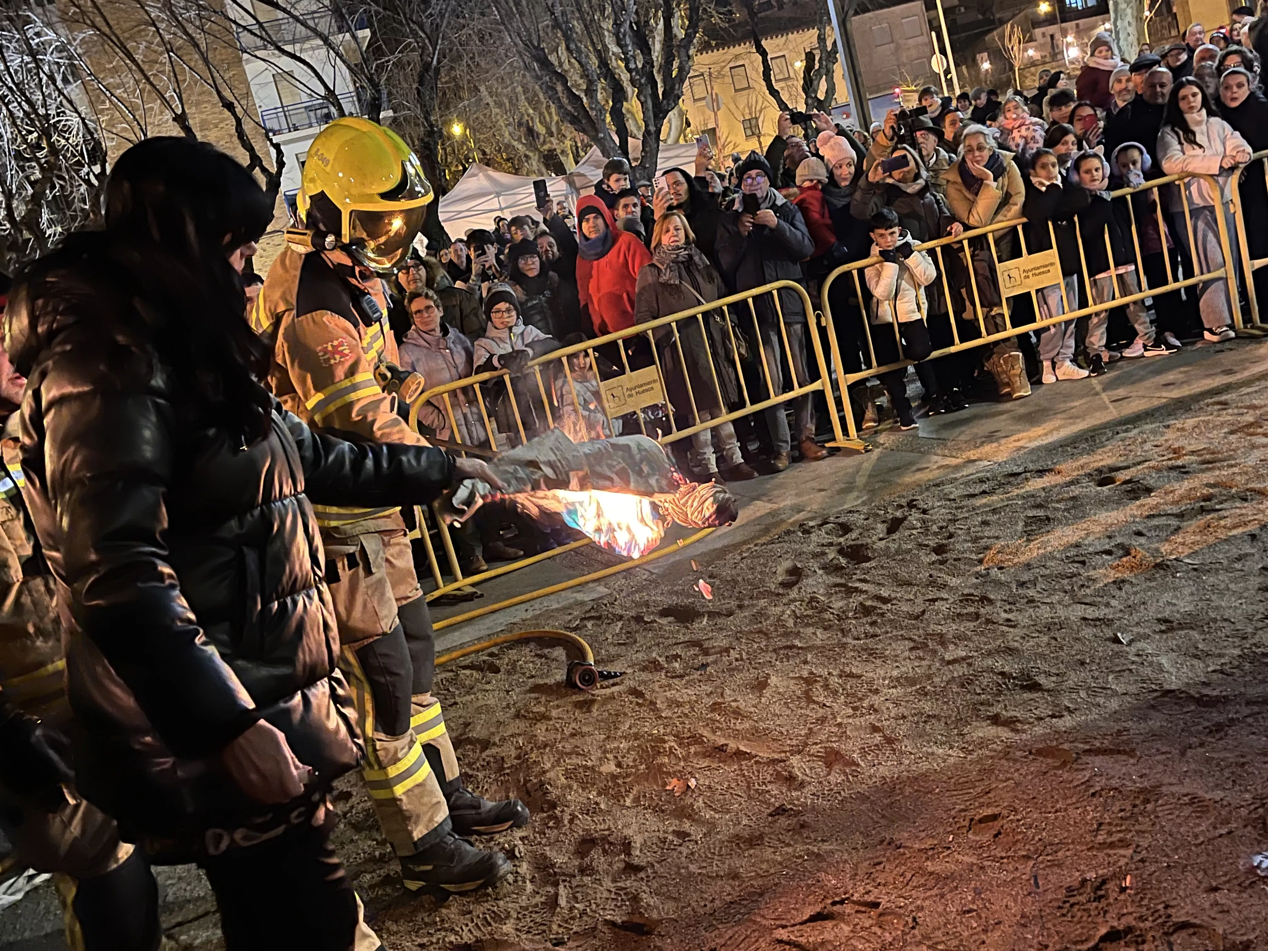 Encendido de la hoguera de San Vicente en Huesca. Foto Mercedes Manterola