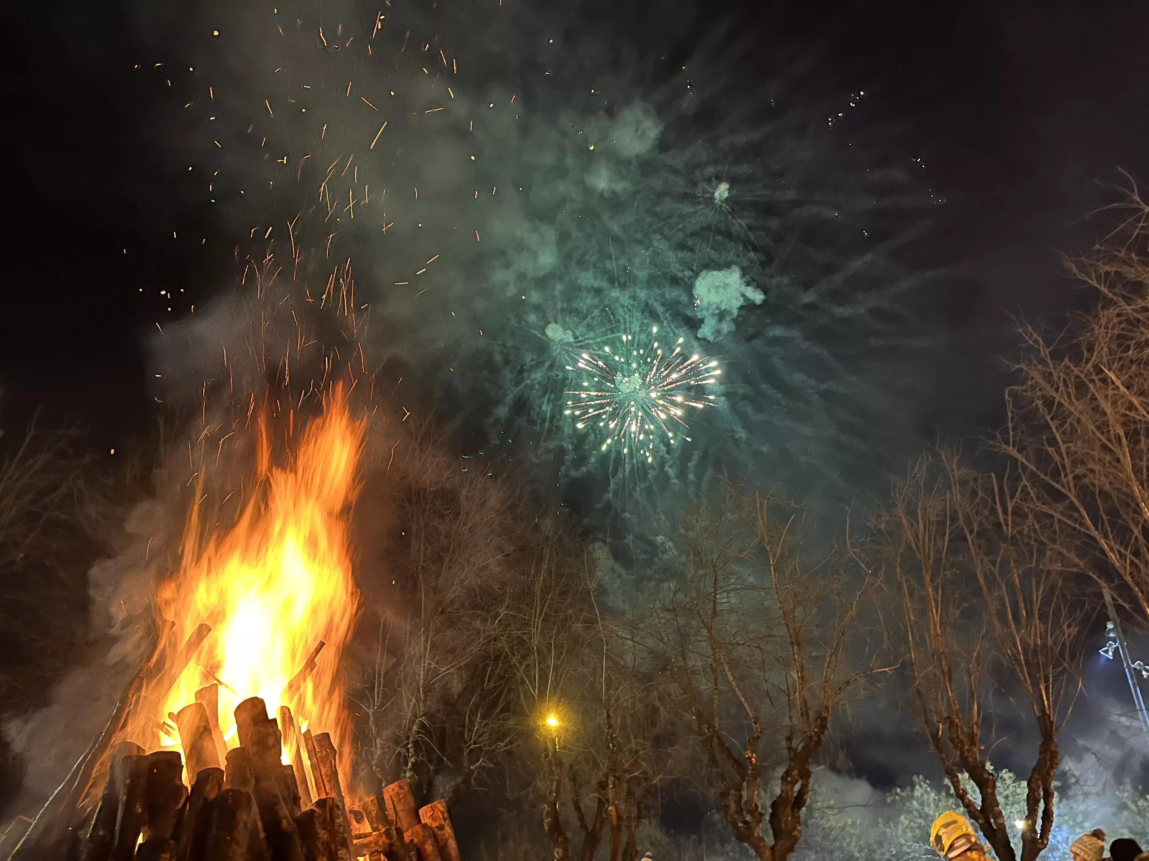 El encendido de la hoguera ha estado acompañado de fuegos artificiales. Foto Mercedes Manterola