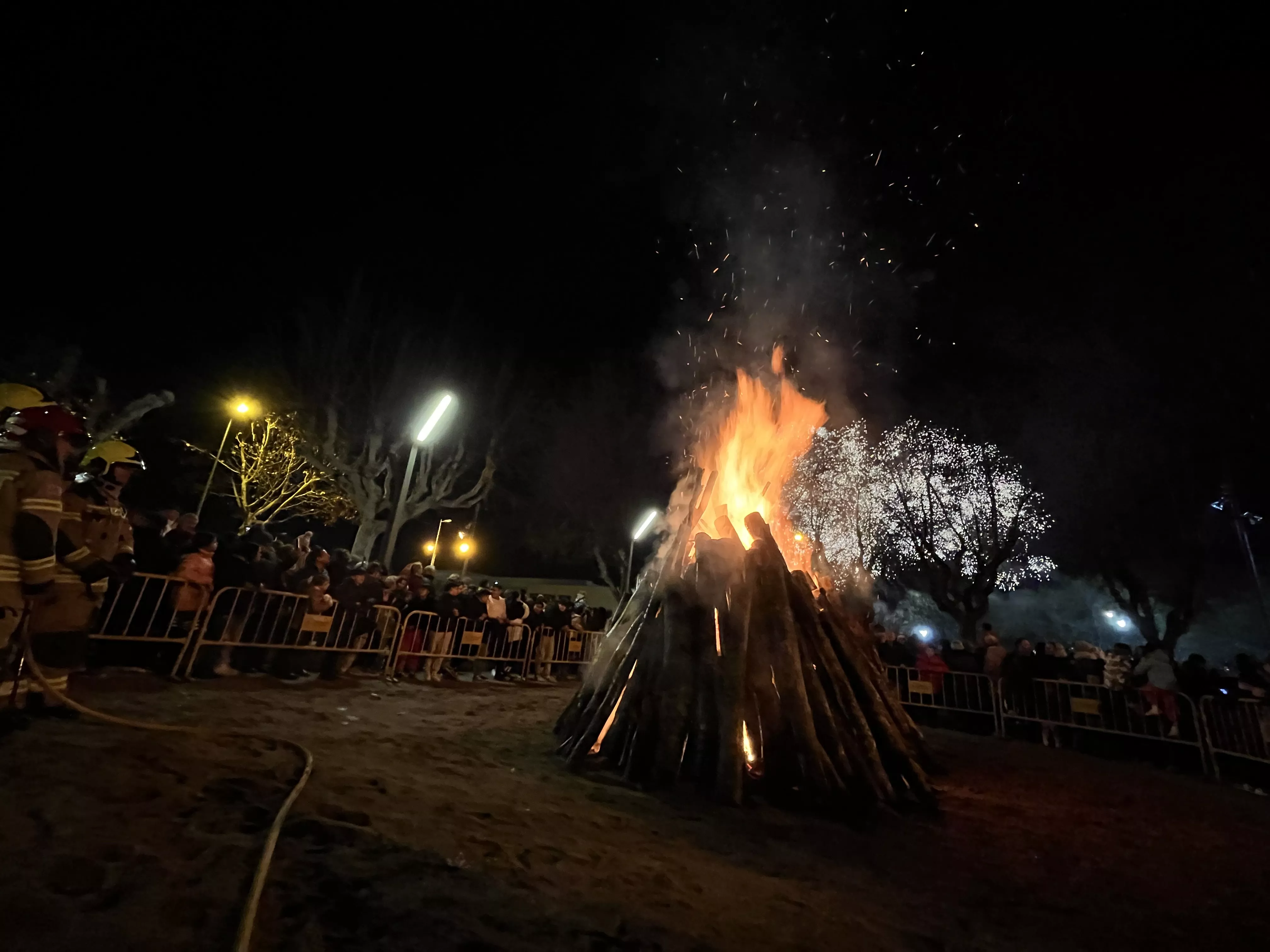 El encendido de la hoguera ha estado acompañado de fuegos artificiales. Foto Mercedes Manterola
