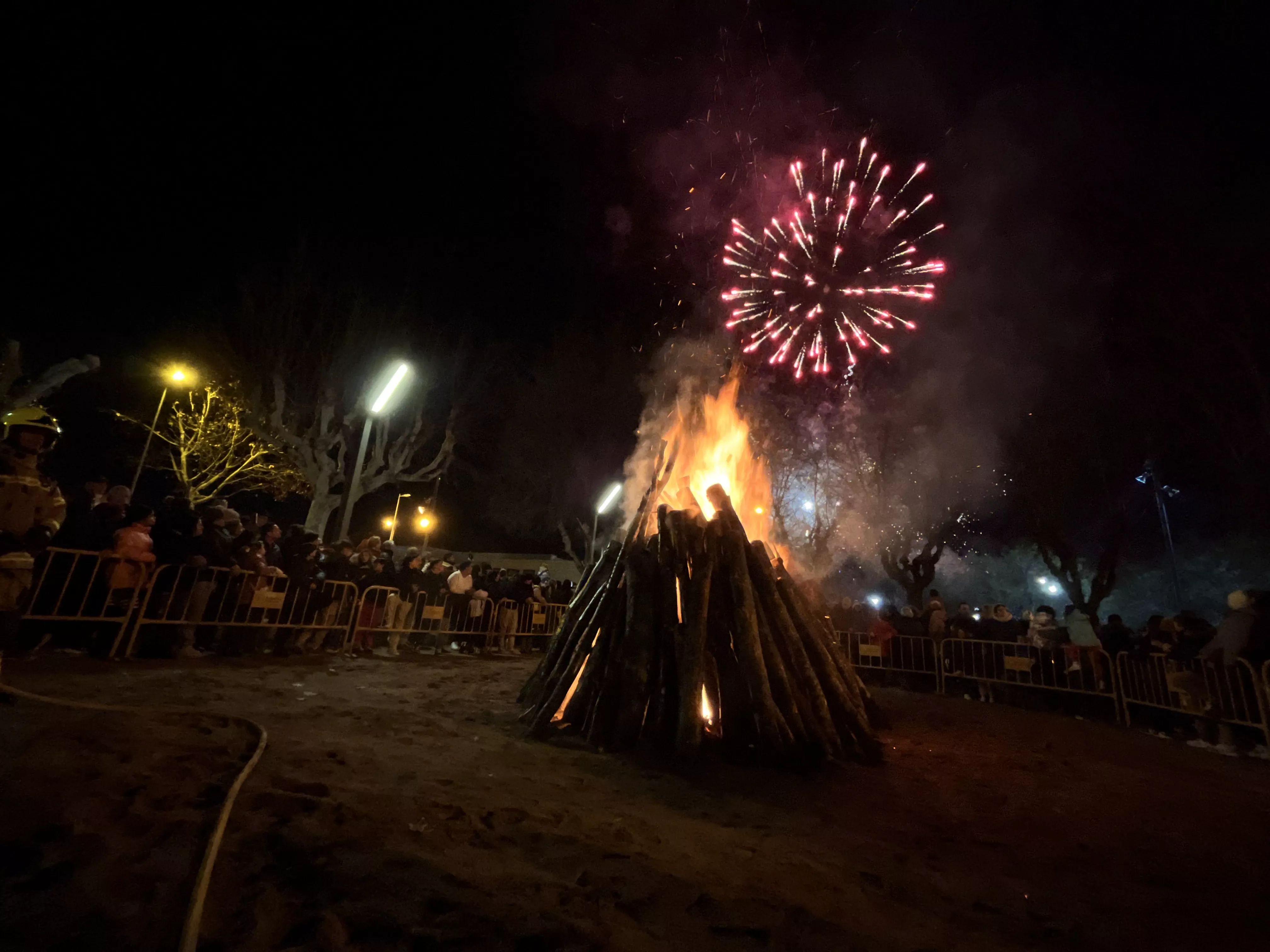 El encendido de la hoguera ha estado acompañado de fuegos artificiales. Foto Mercedes Manterola