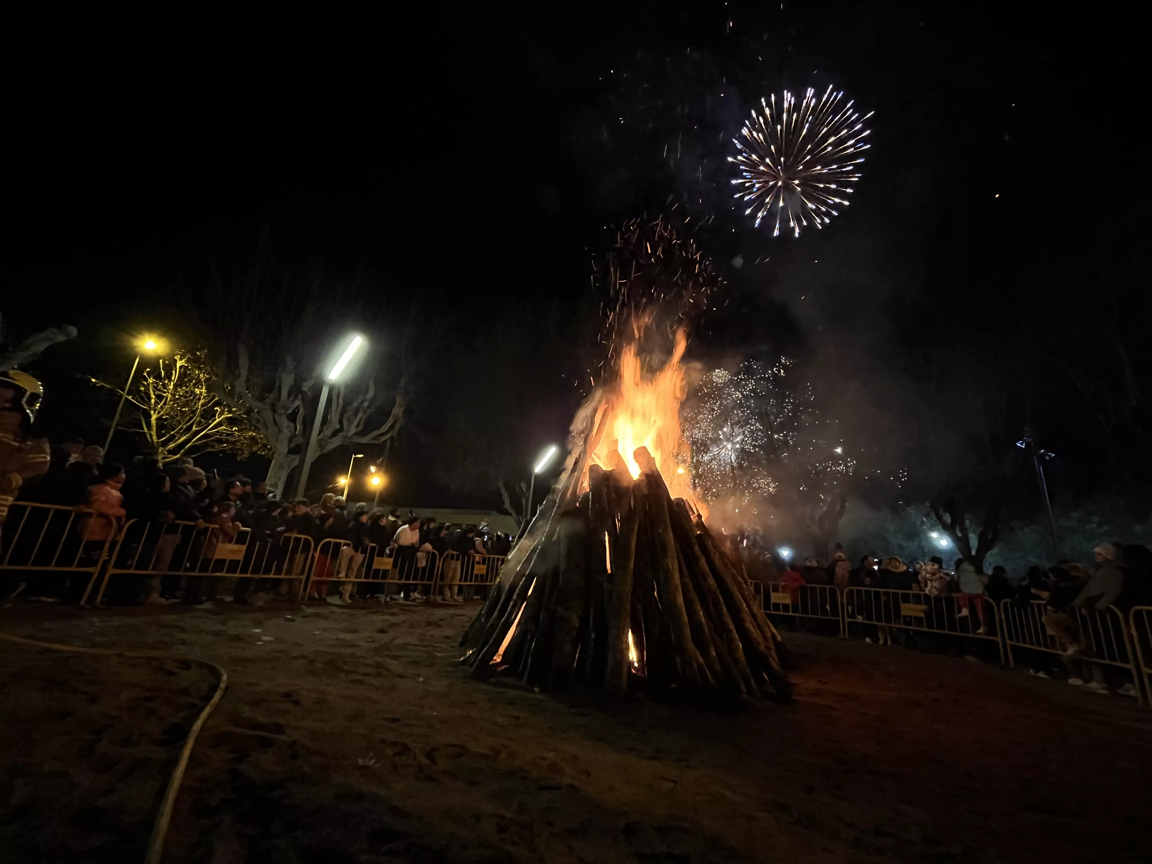 El encendido de la hoguera ha estado acompañado de fuegos artificiales. Foto Mercedes Manterola