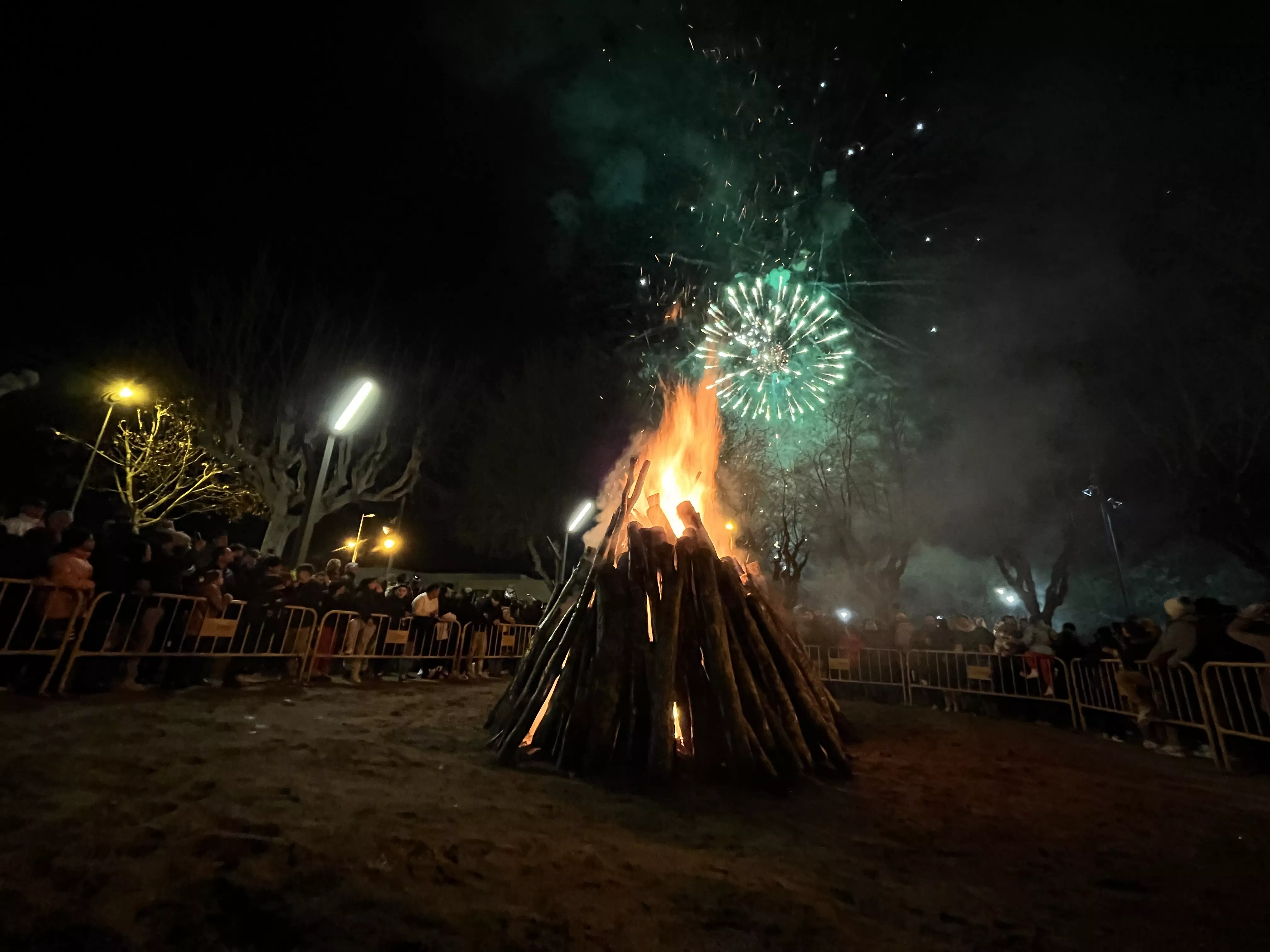 El encendido de la hoguera ha estado acompañado de fuegos artificiales. Foto Mercedes Manterola