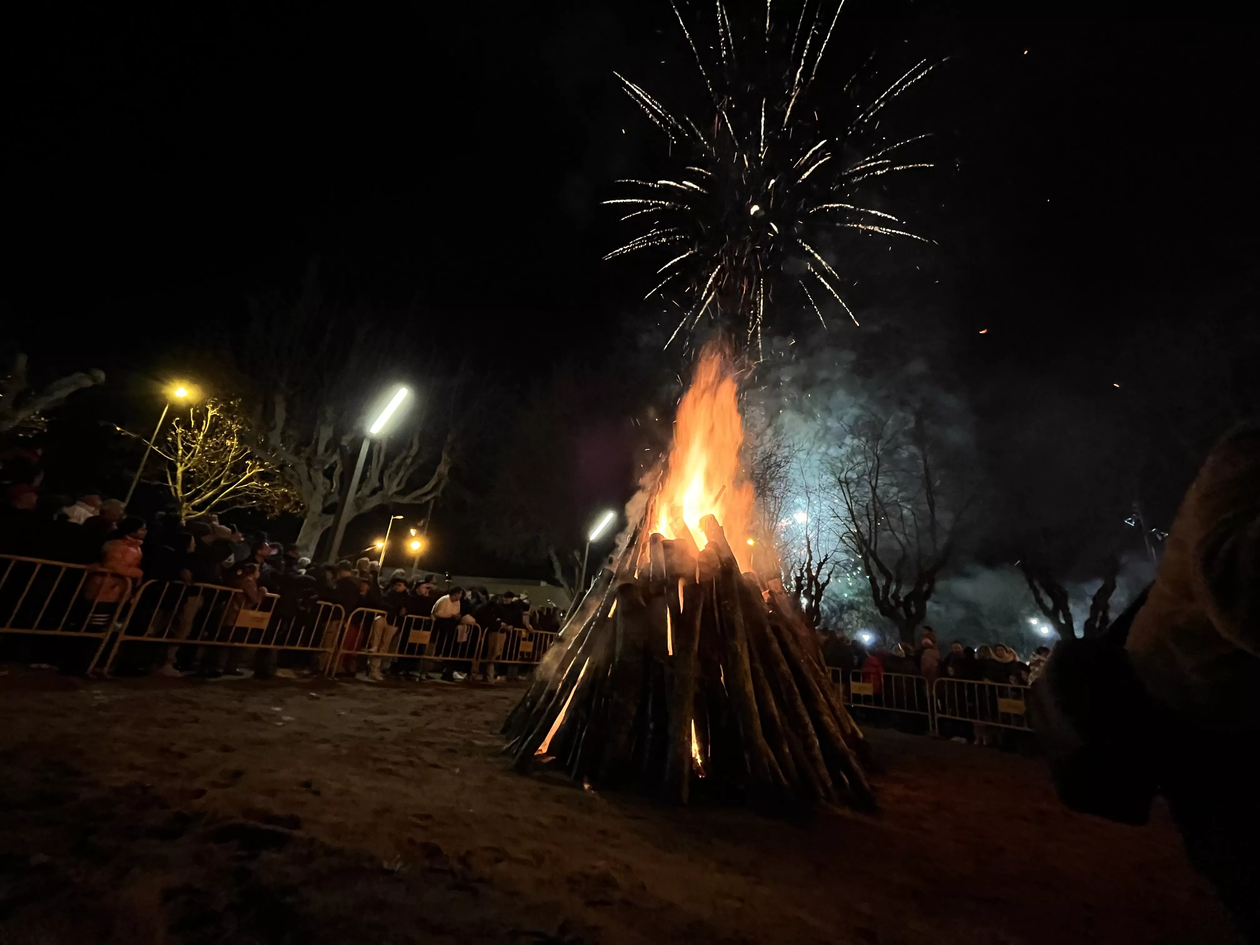 El encendido de la hoguera ha estado acompañado de fuegos artificiales. Foto Mercedes Manterola