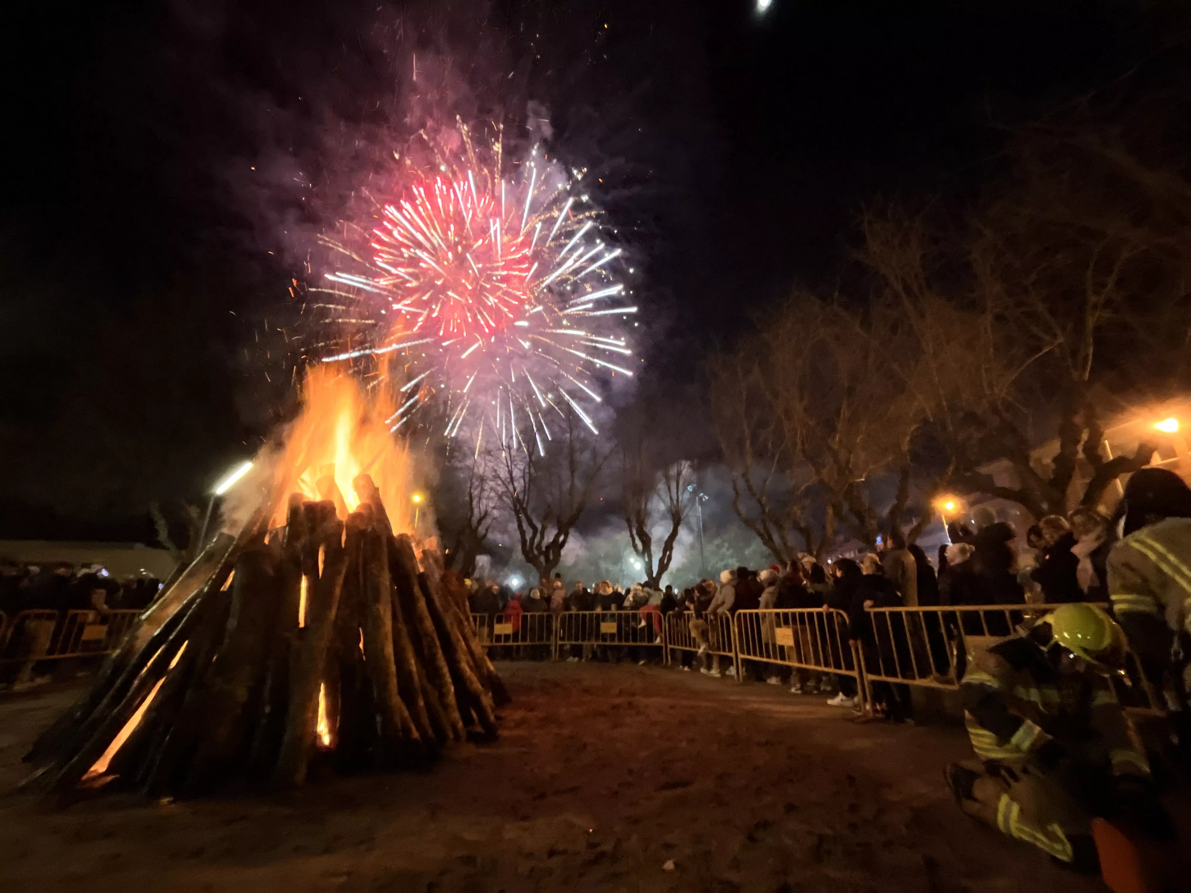 El encendido de la hoguera ha estado acompañado de fuegos artificiales. Foto Mercedes Manterola