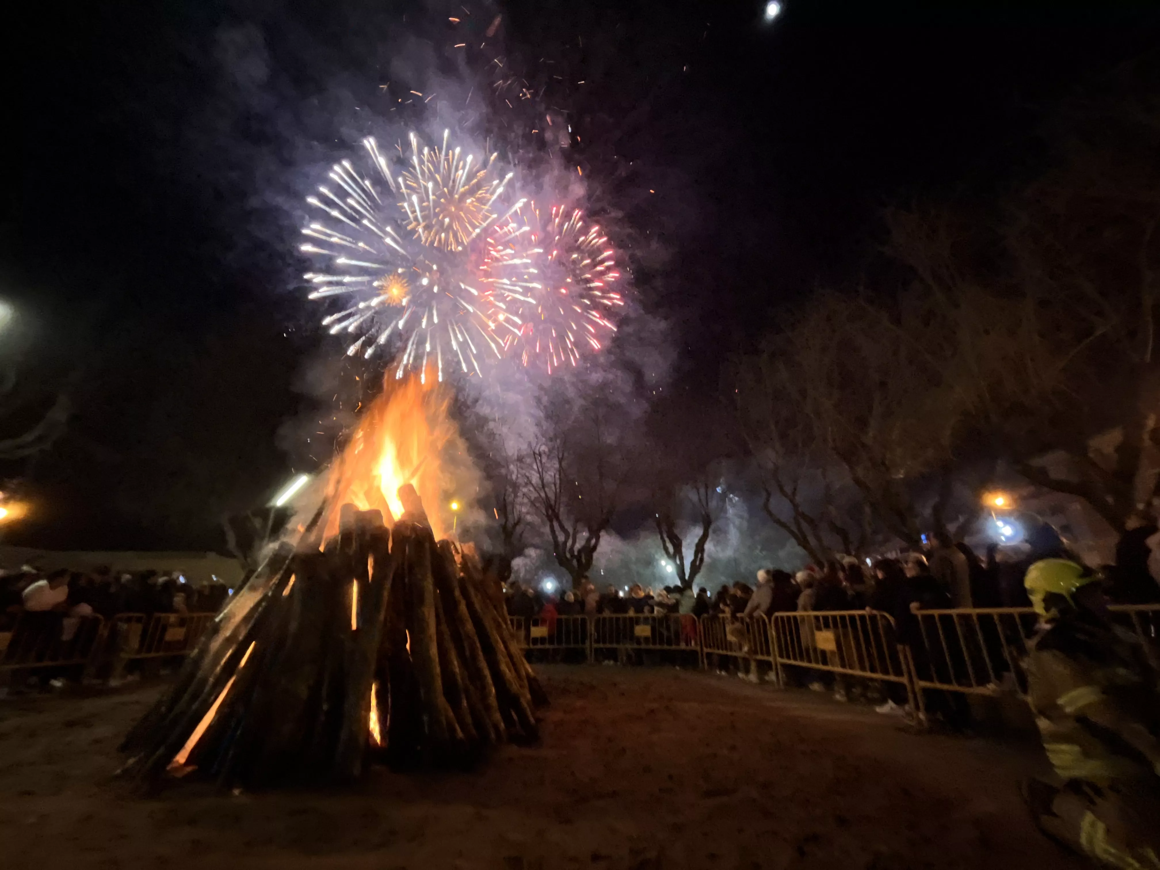 El encendido de la hoguera ha estado acompañado de fuegos artificiales. Foto Mercedes Manterola