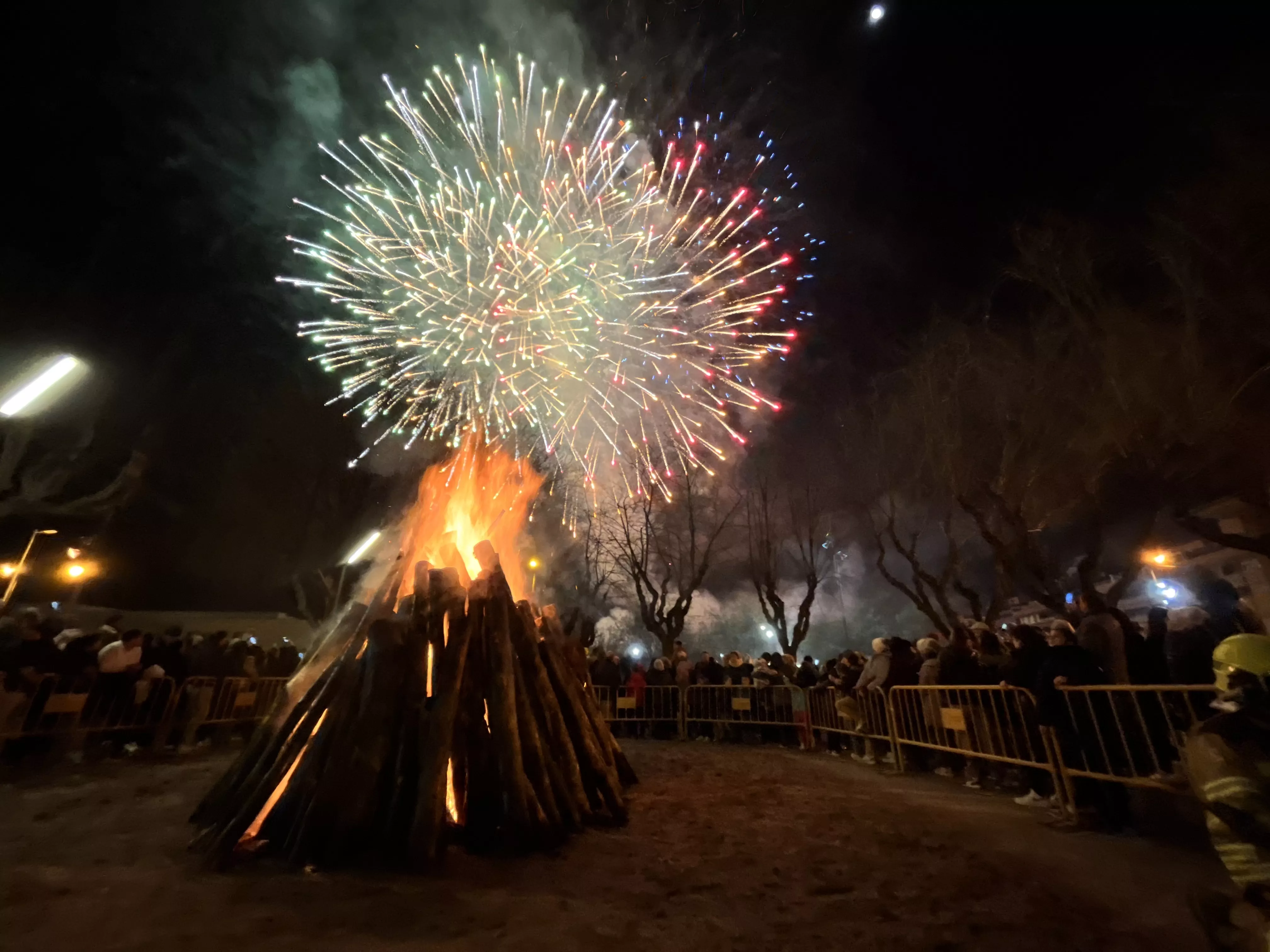 El encendido de la hoguera ha estado acompañado de fuegos artificiales. Foto Mercedes Manterola