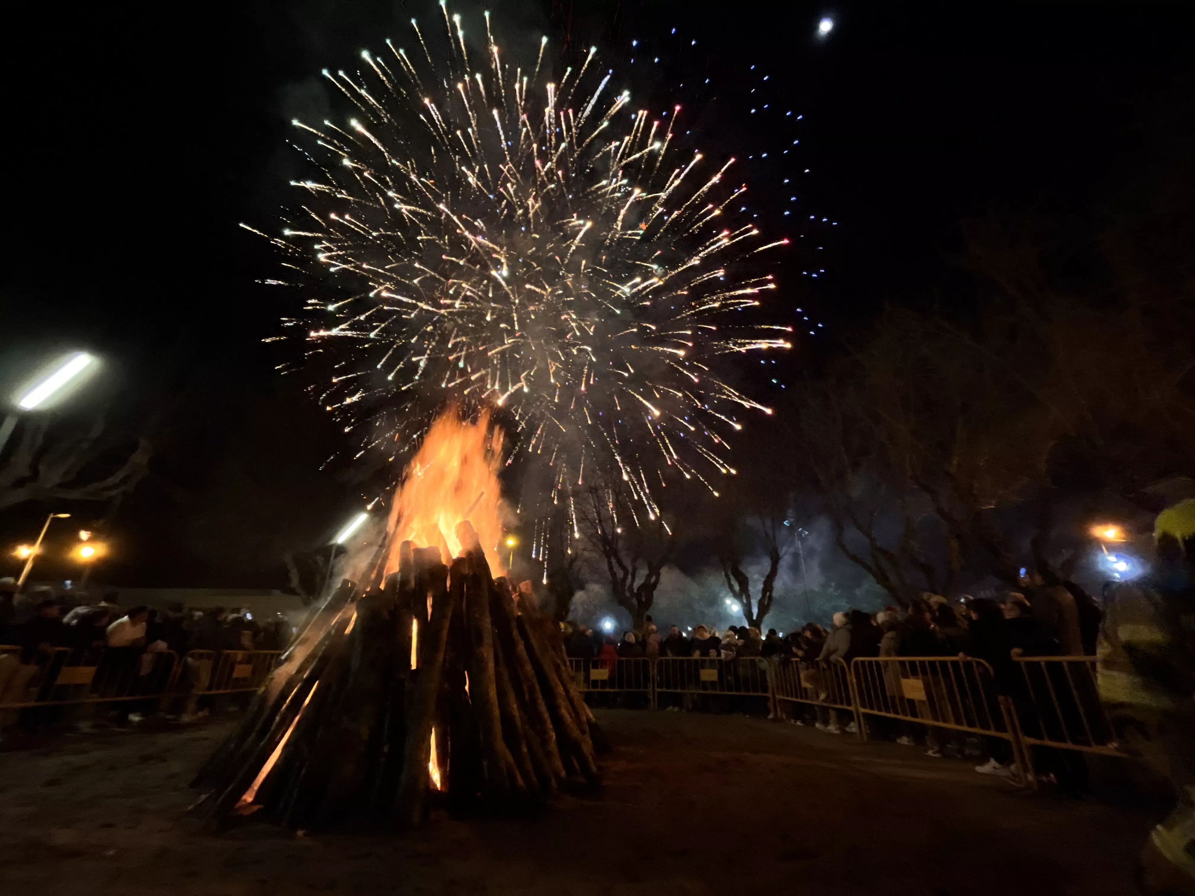 El encendido de la hoguera ha estado acompañado de fuegos artificiales. Foto Mercedes Manterola