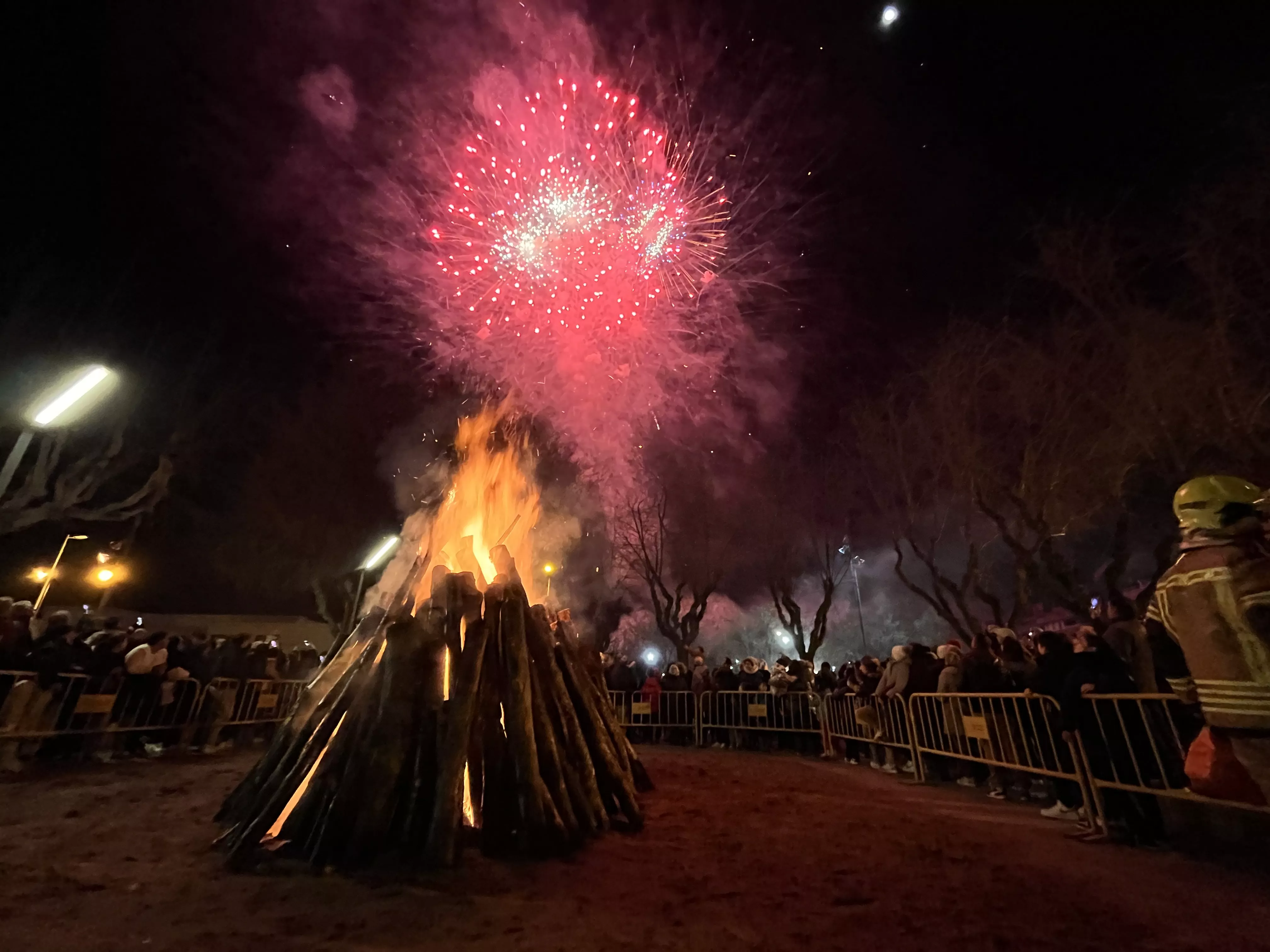 El encendido de la hoguera ha estado acompañado de fuegos artificiales. Foto Mercedes Manterola