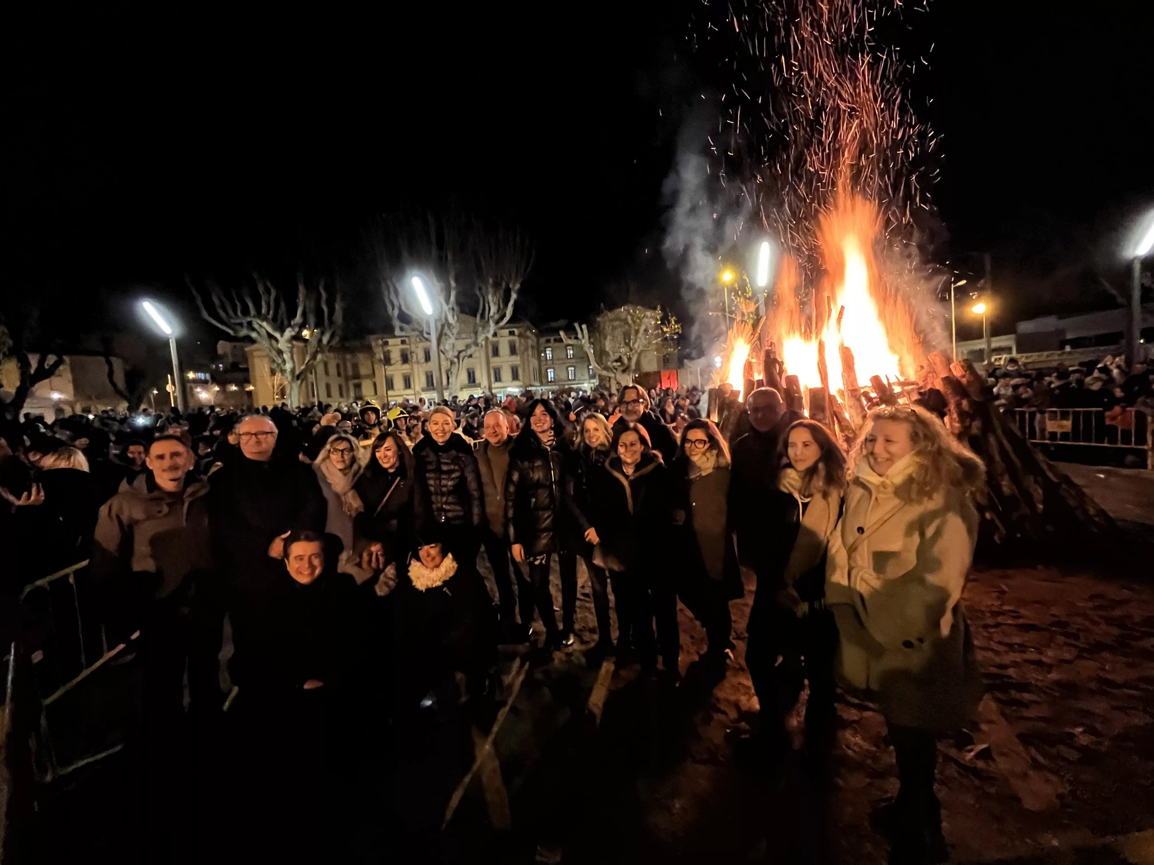Los concejales junto a la hoguera de San Vicente en Huesca. Foto Mercedes Manterola