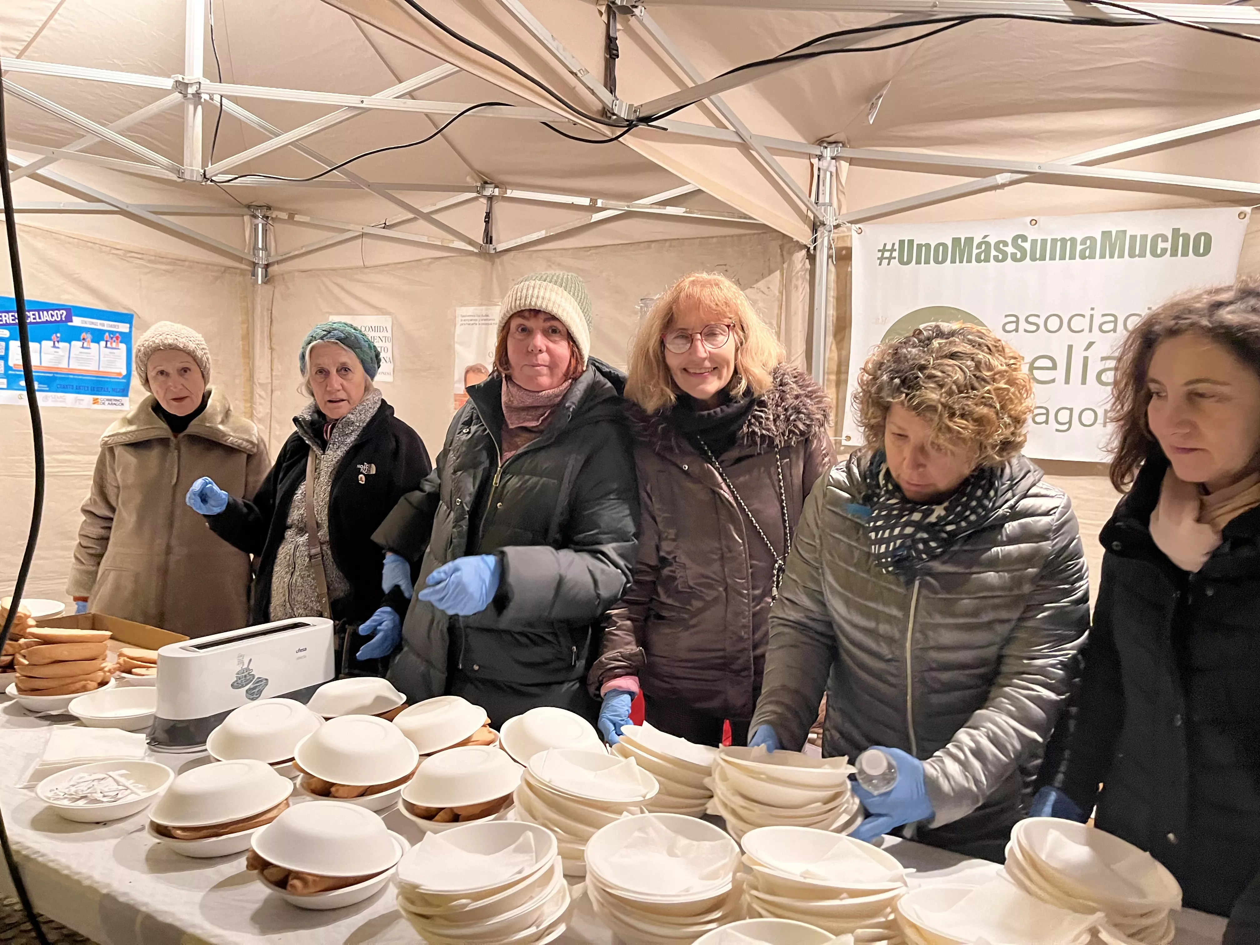 Reparto de patatas y longaniza. Foto Mercedes Manterola