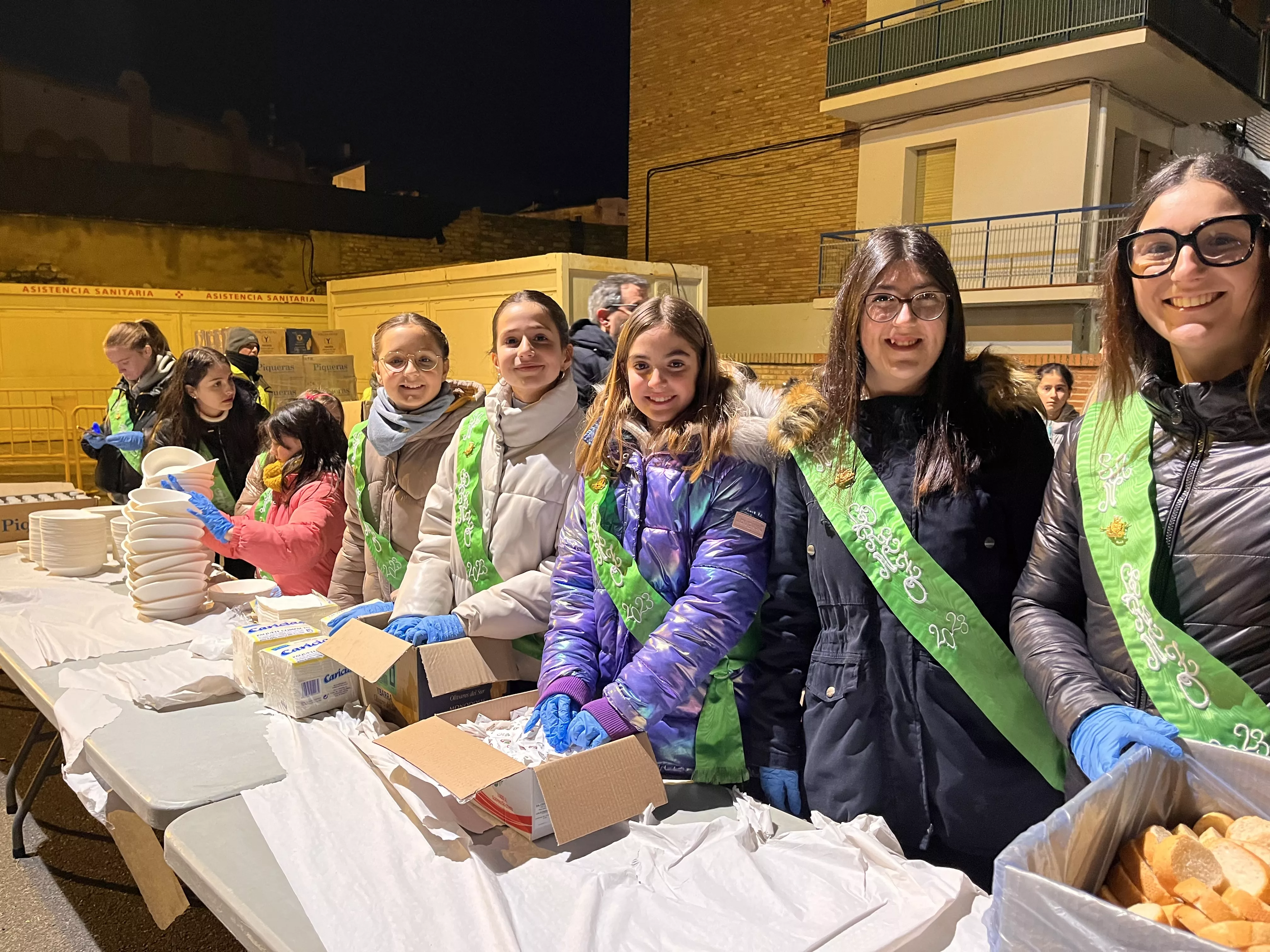 Reparto de patatas y longaniza. Foto Mercedes Manterola