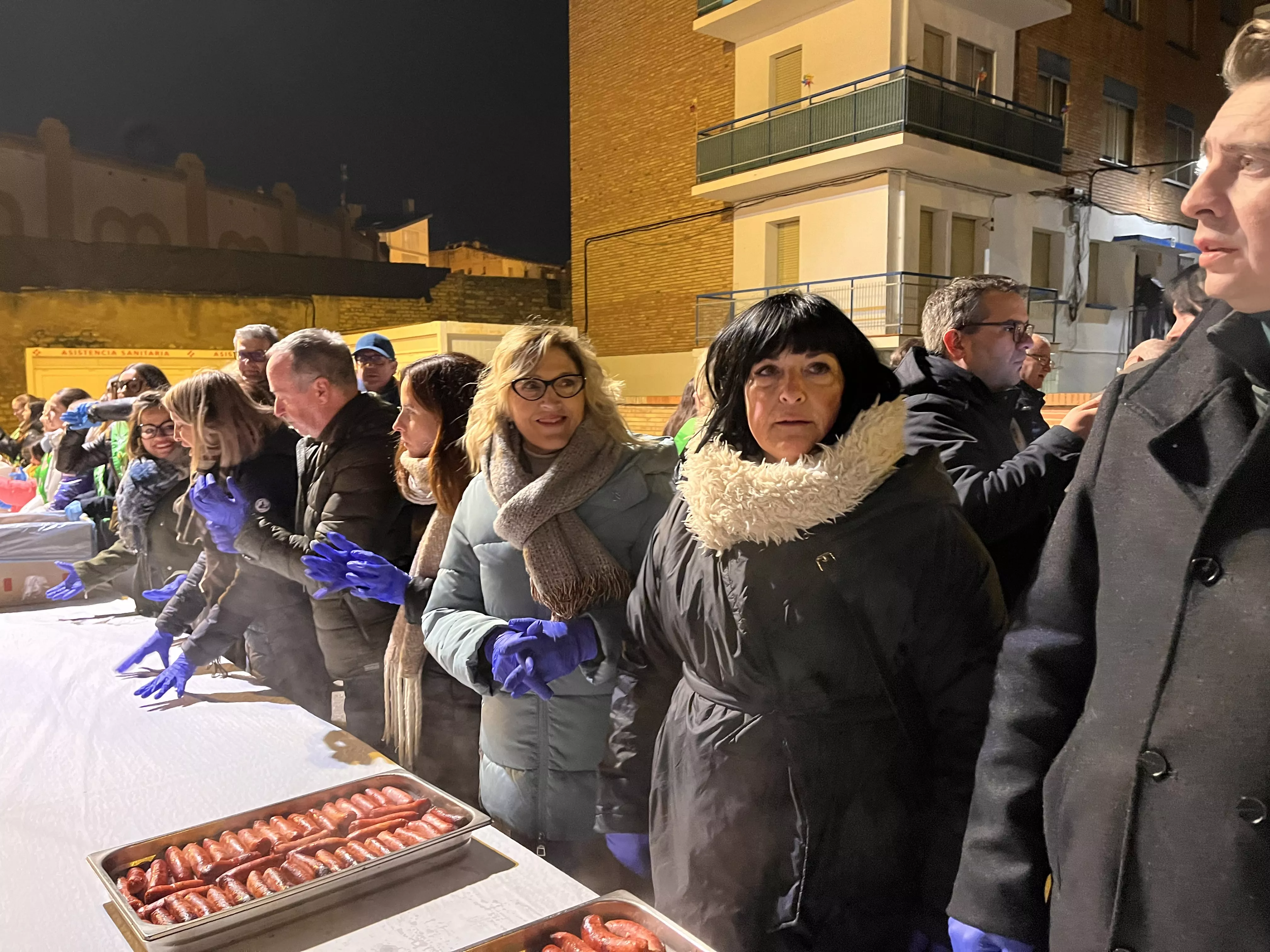 Reparto de patatas y longaniza. Foto Mercedes Manterola