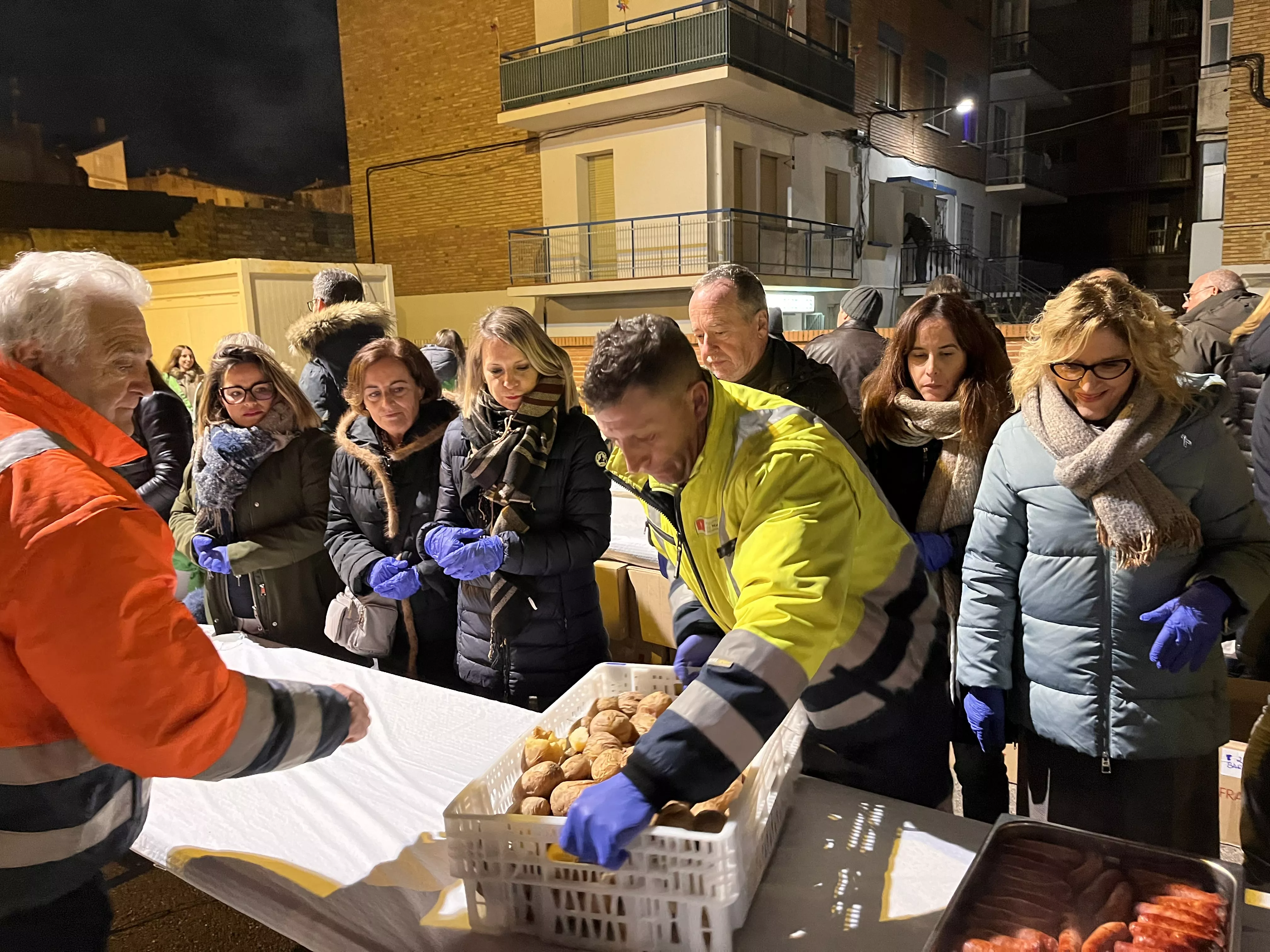 Reparto de patatas y longaniza. Foto Mercedes Manterola