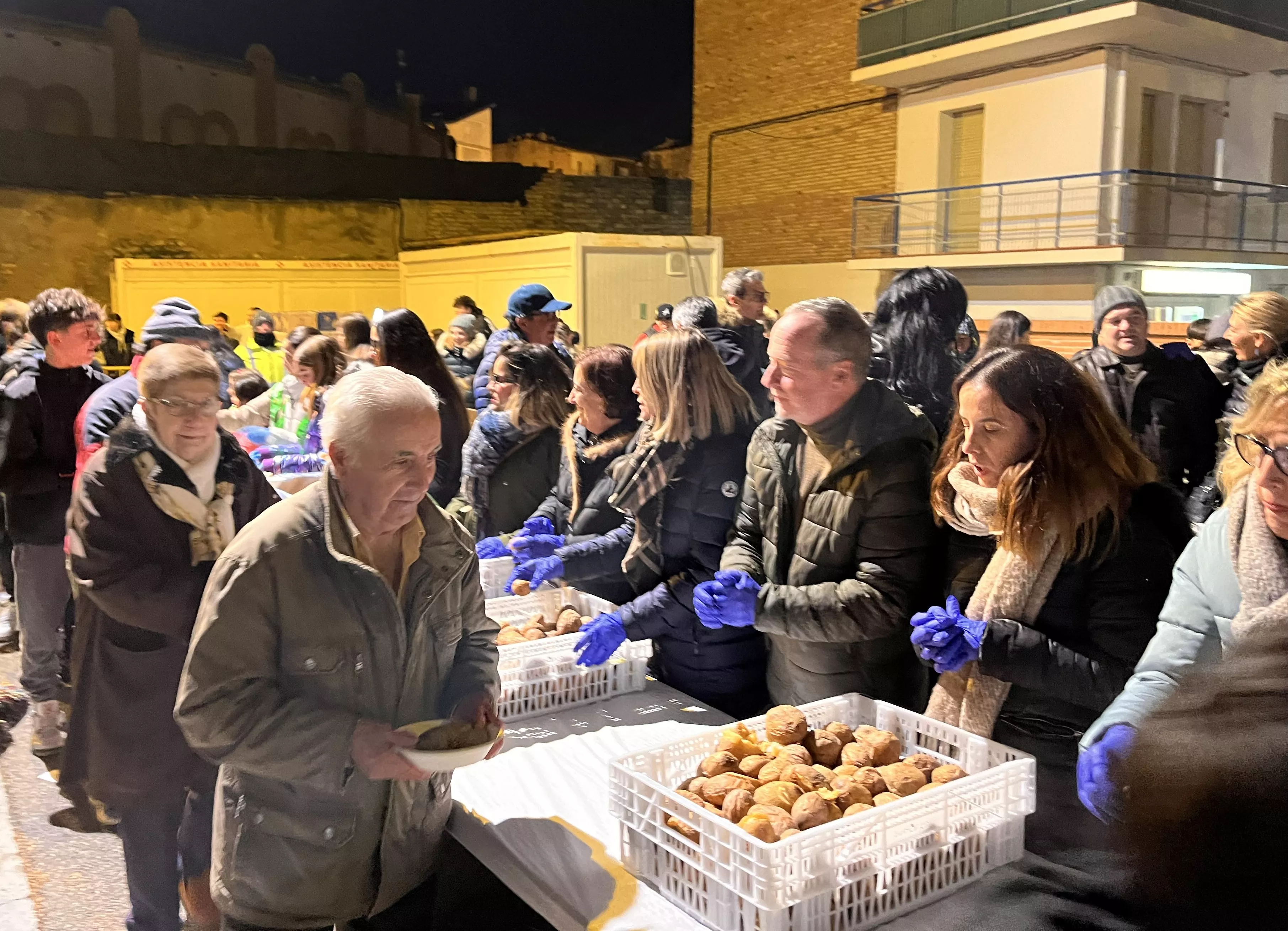 Reparto de patatas y longaniza. Foto Mercedes Manterola