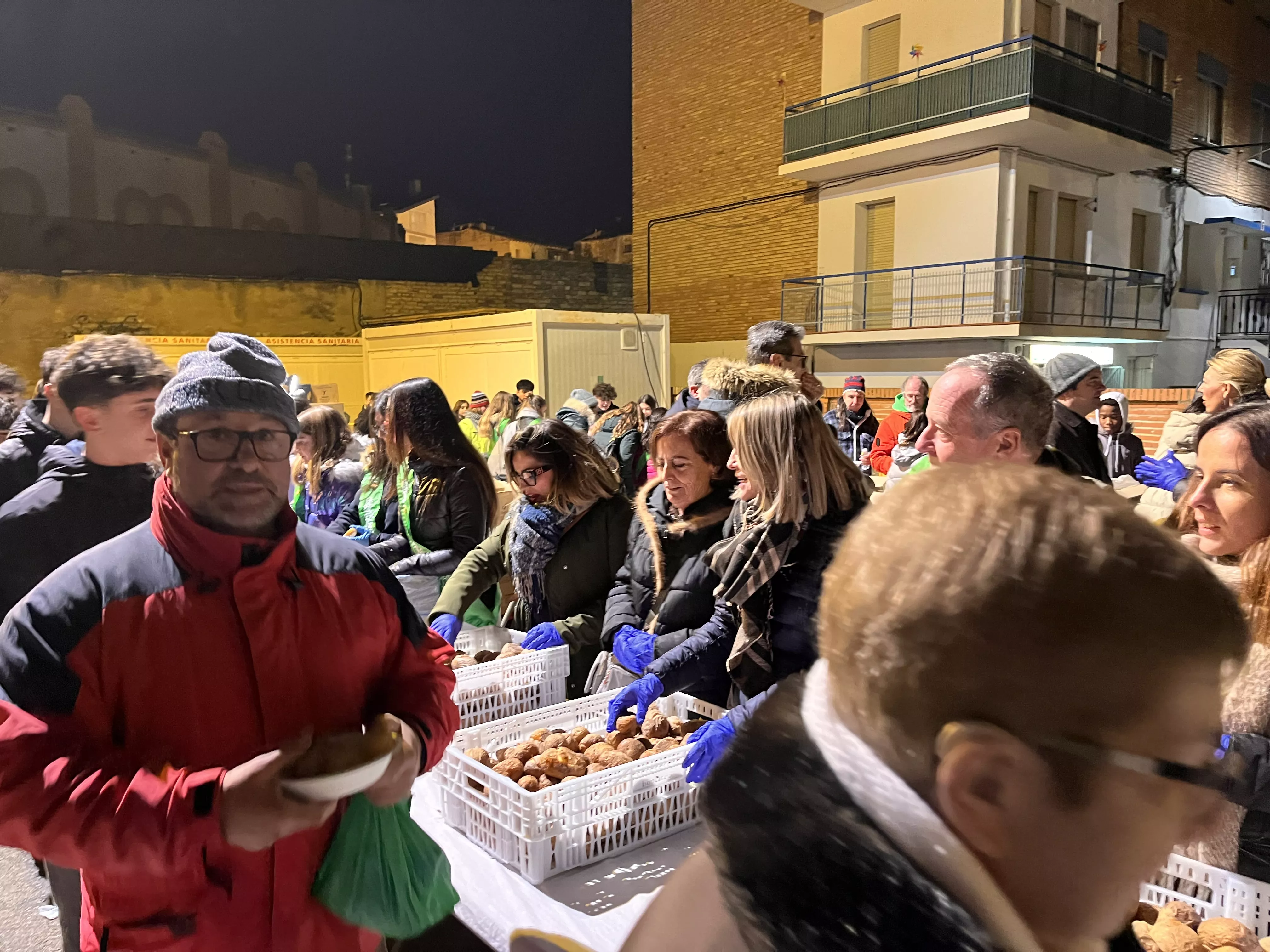 Reparto de patatas y longaniza. Foto Mercedes Manterola