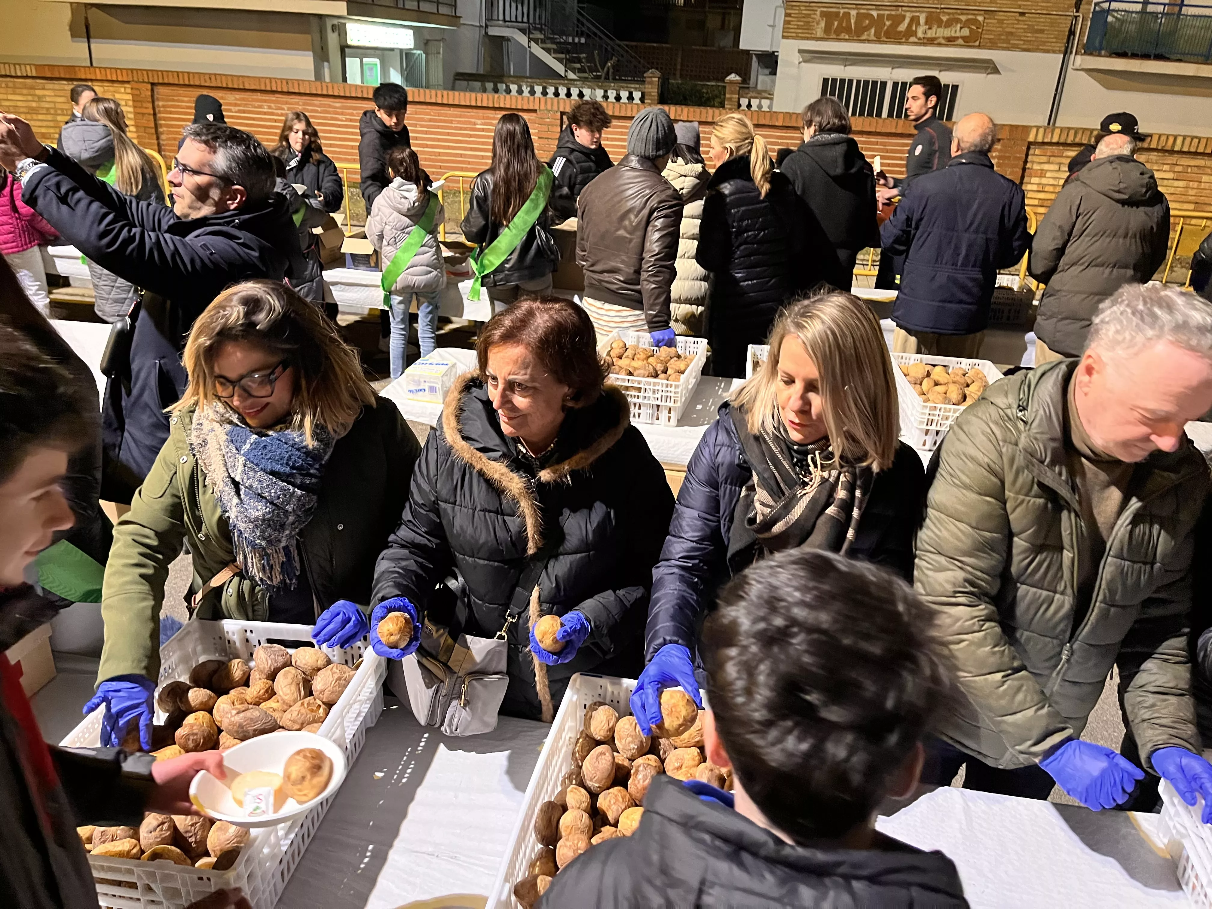 Reparto de patatas y longaniza. Foto Mercedes Manterola