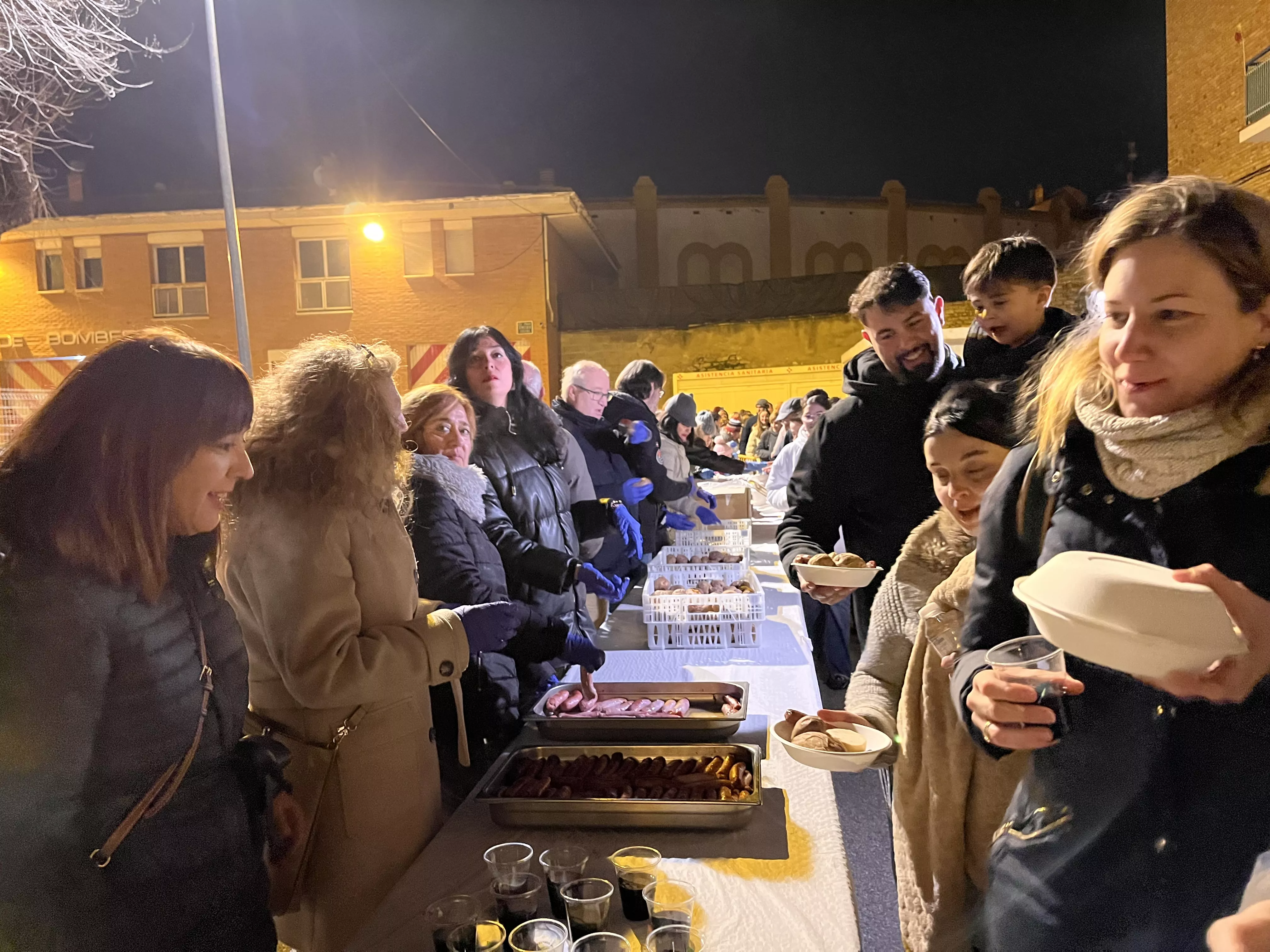 Reparto de patatas y longaniza. Foto Mercedes Manterola