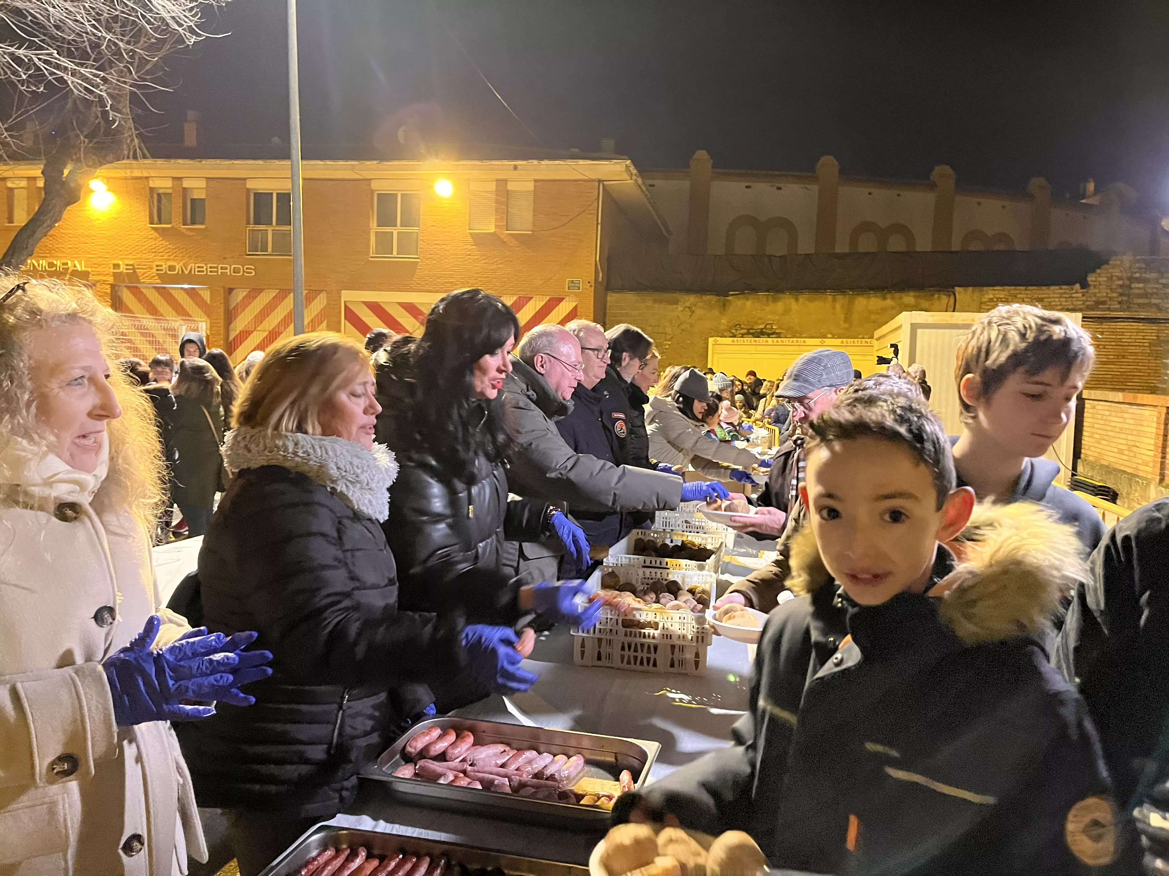 Reparto de patatas y longaniza. Foto Mercedes Manterola