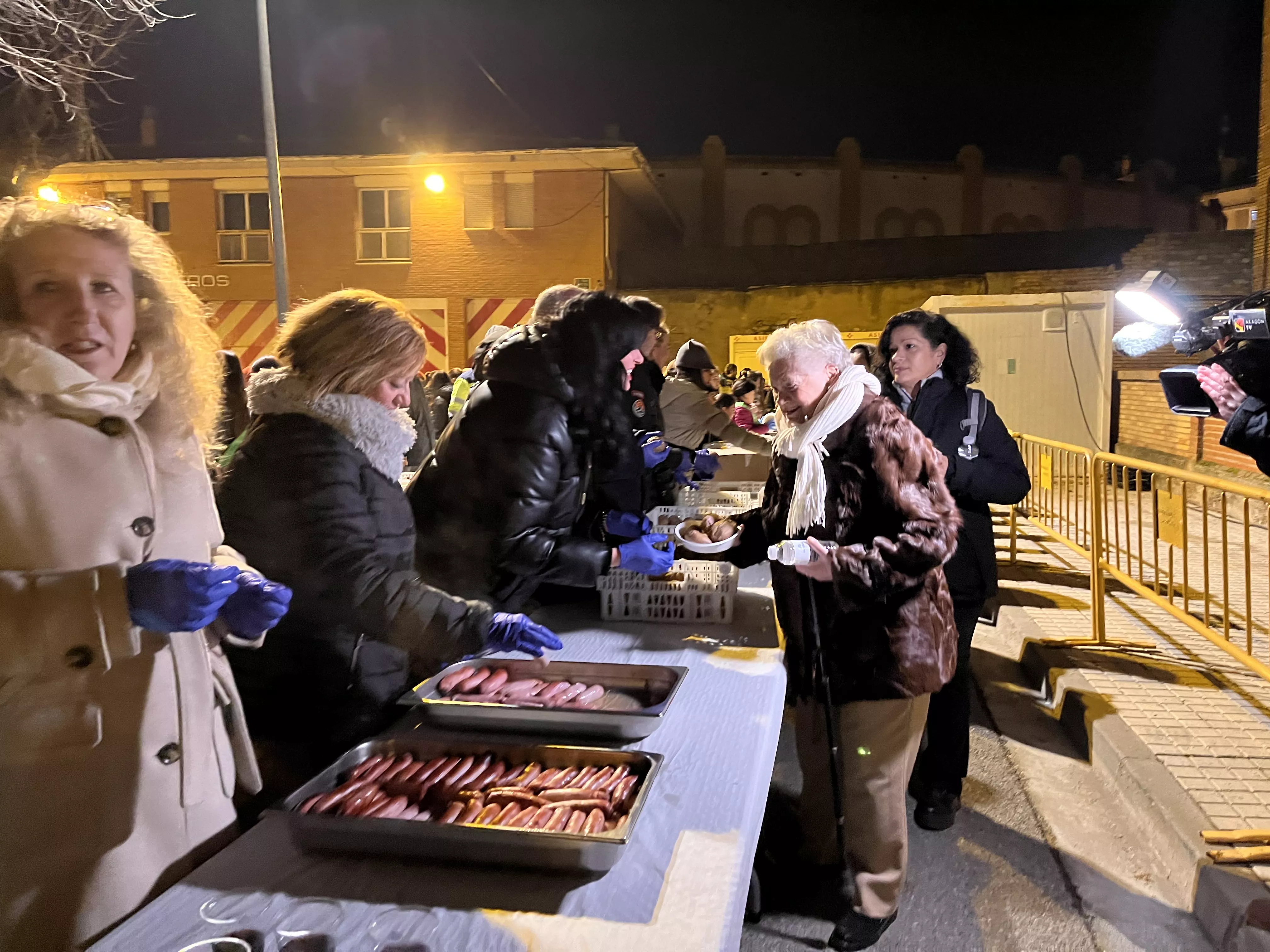 Reparto de patatas y longaniza. Foto Mercedes Manterola