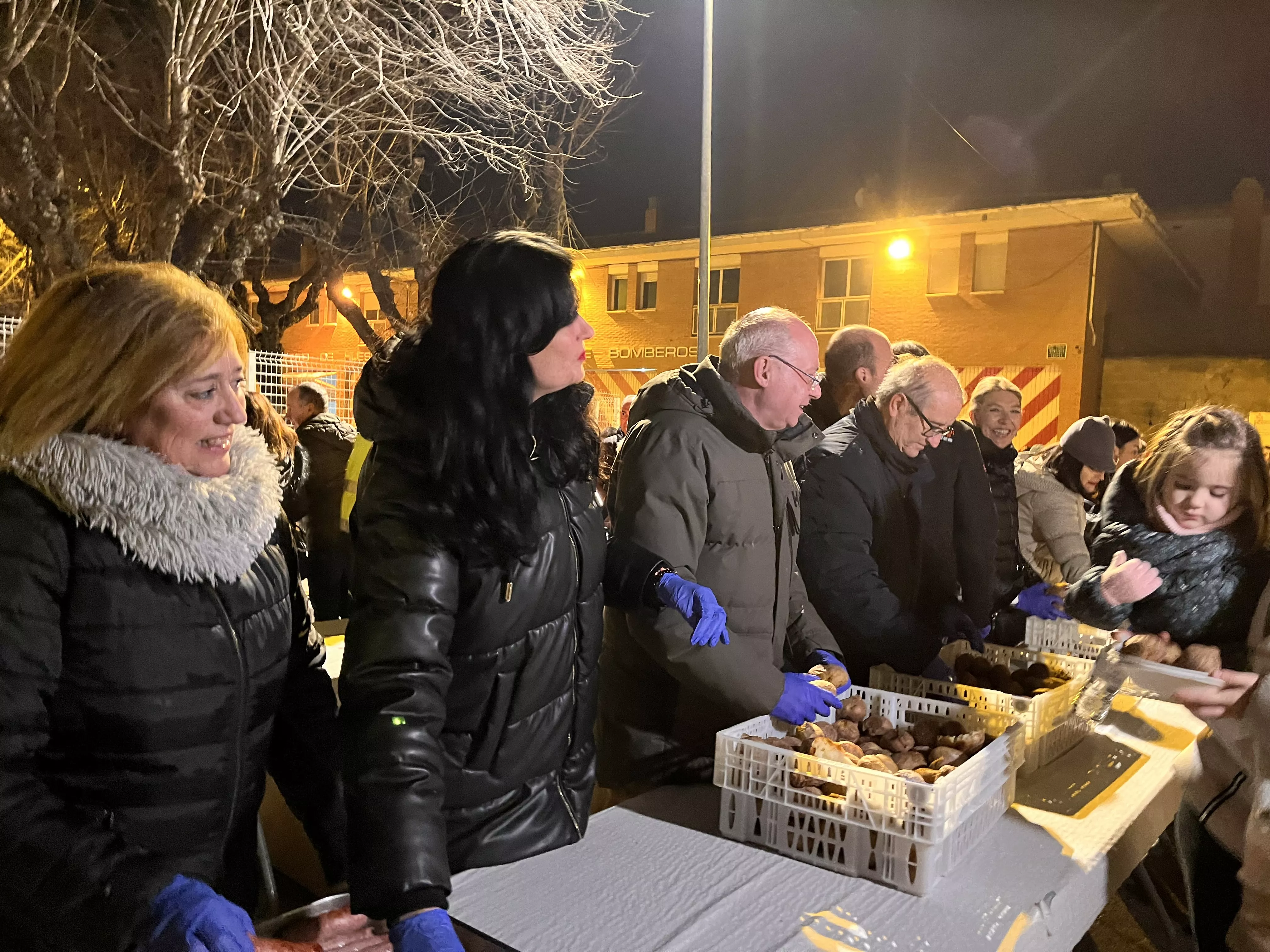 Reparto de patatas y longaniza. Foto Mercedes Manterola