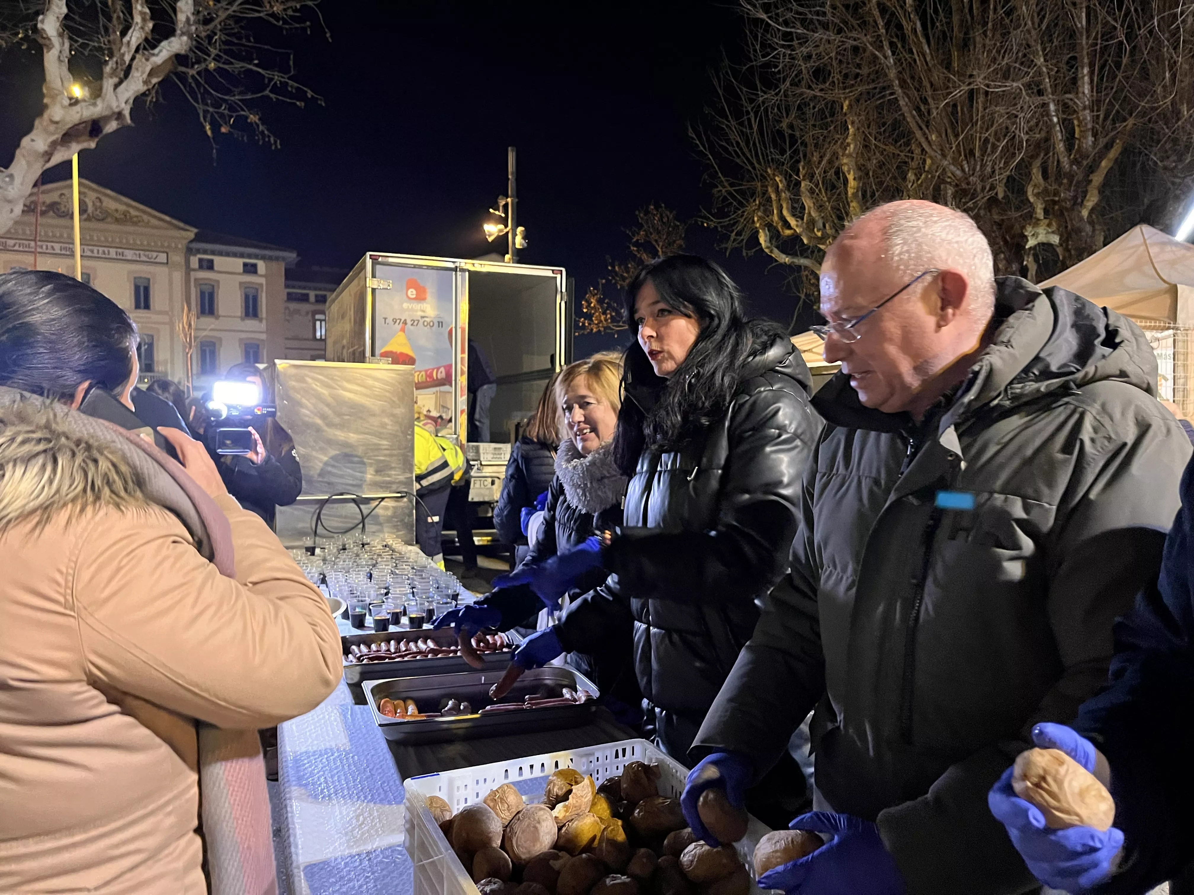 Reparto de patatas y longaniza. Foto Mercedes Manterola