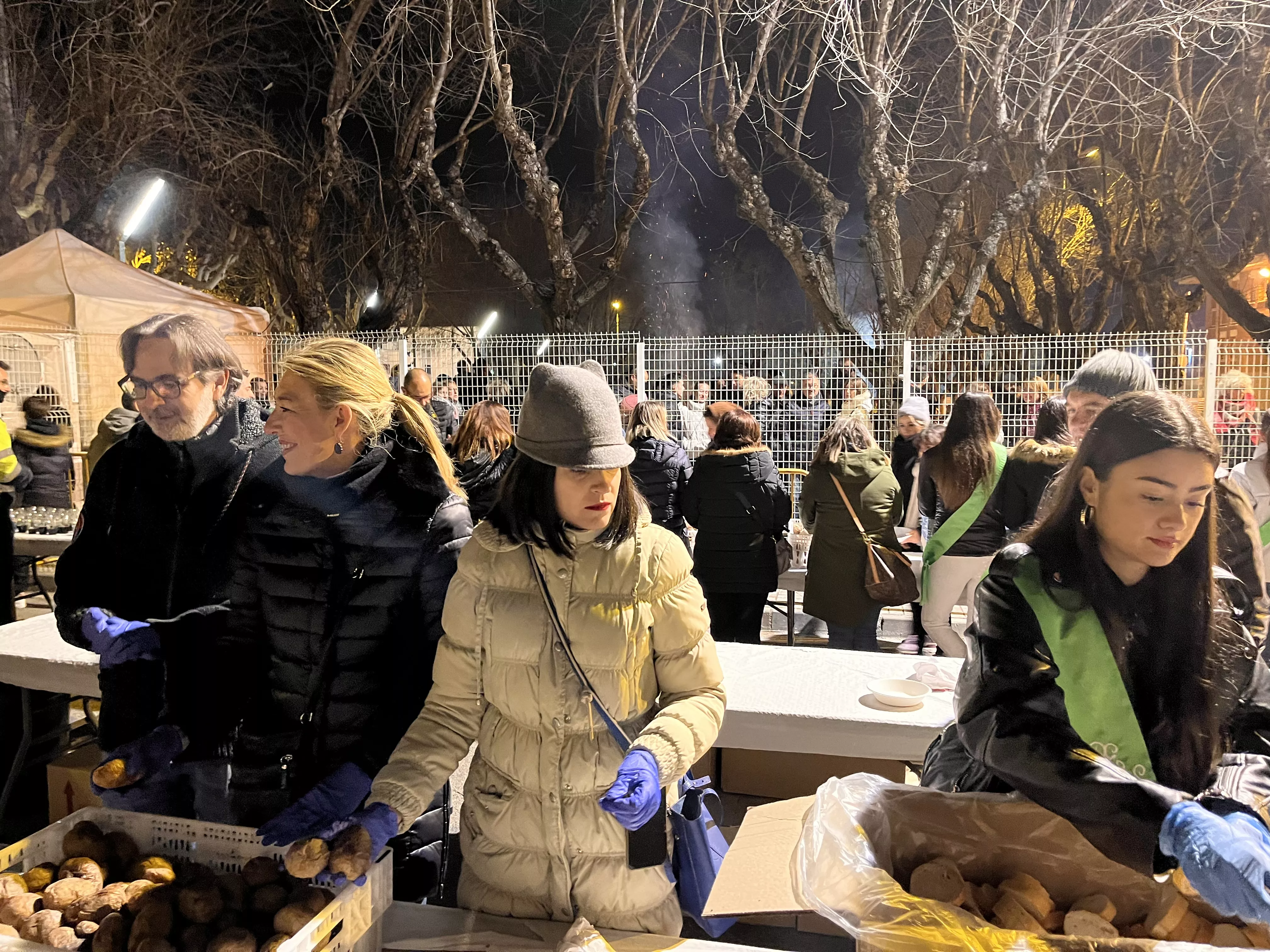 Reparto de patatas y longaniza. Foto Mercedes Manterola