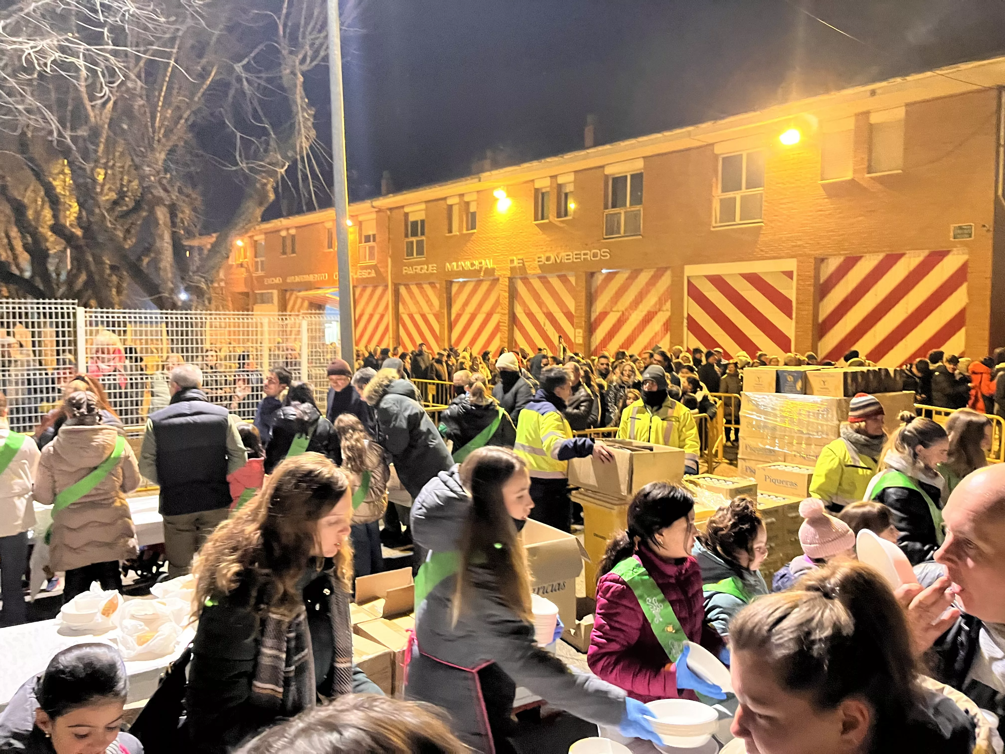 Reparto de patatas y longaniza. Foto Mercedes Manterola