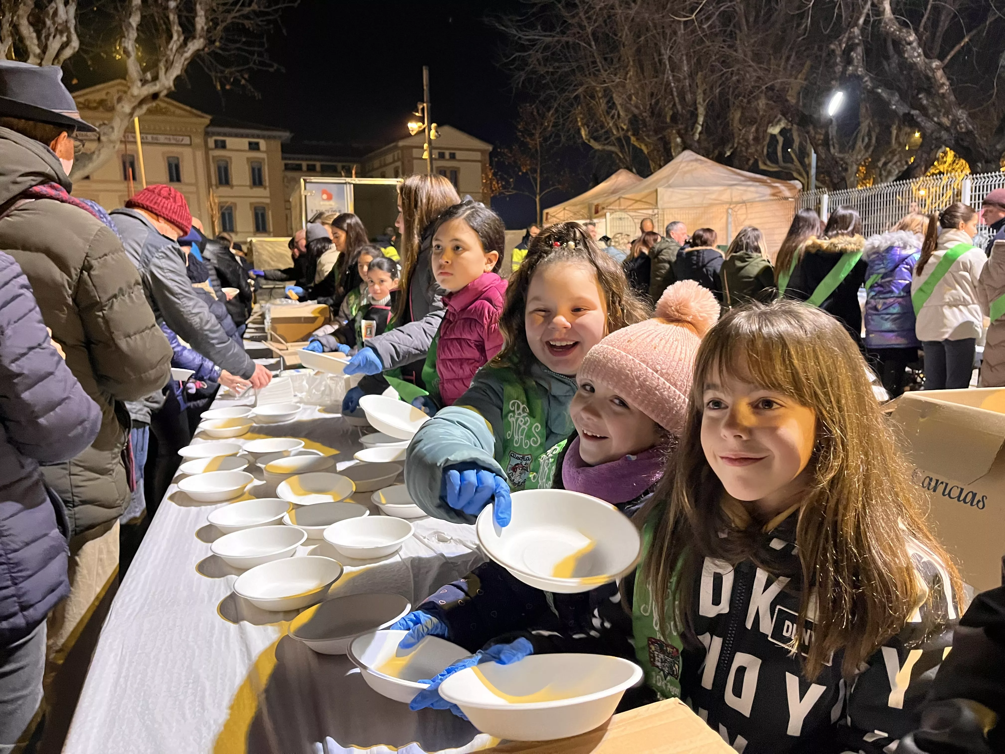 Reparto de patatas y longaniza. Foto Mercedes Manterola