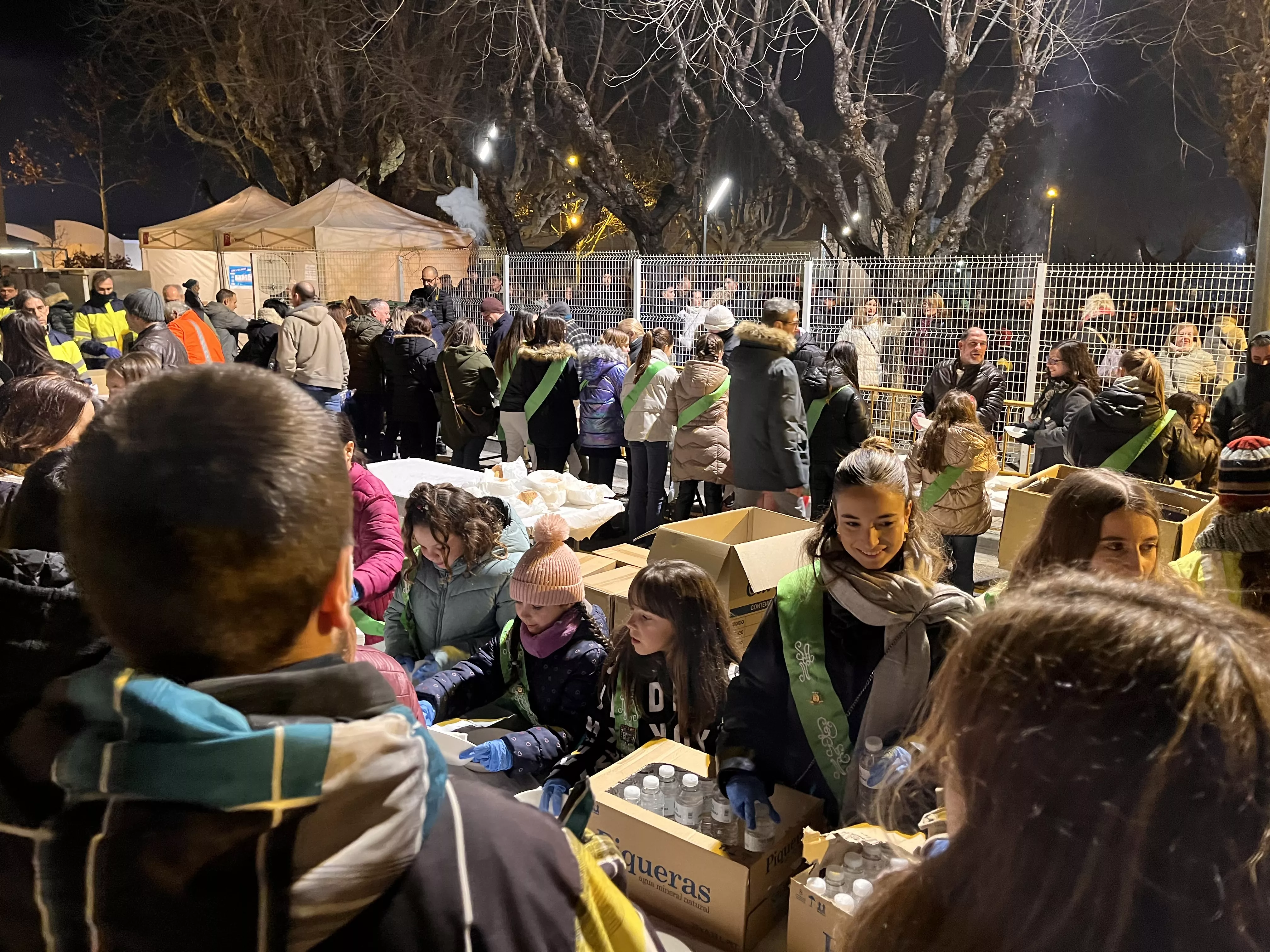 Reparto de patatas y longaniza. Foto Mercedes Manterola