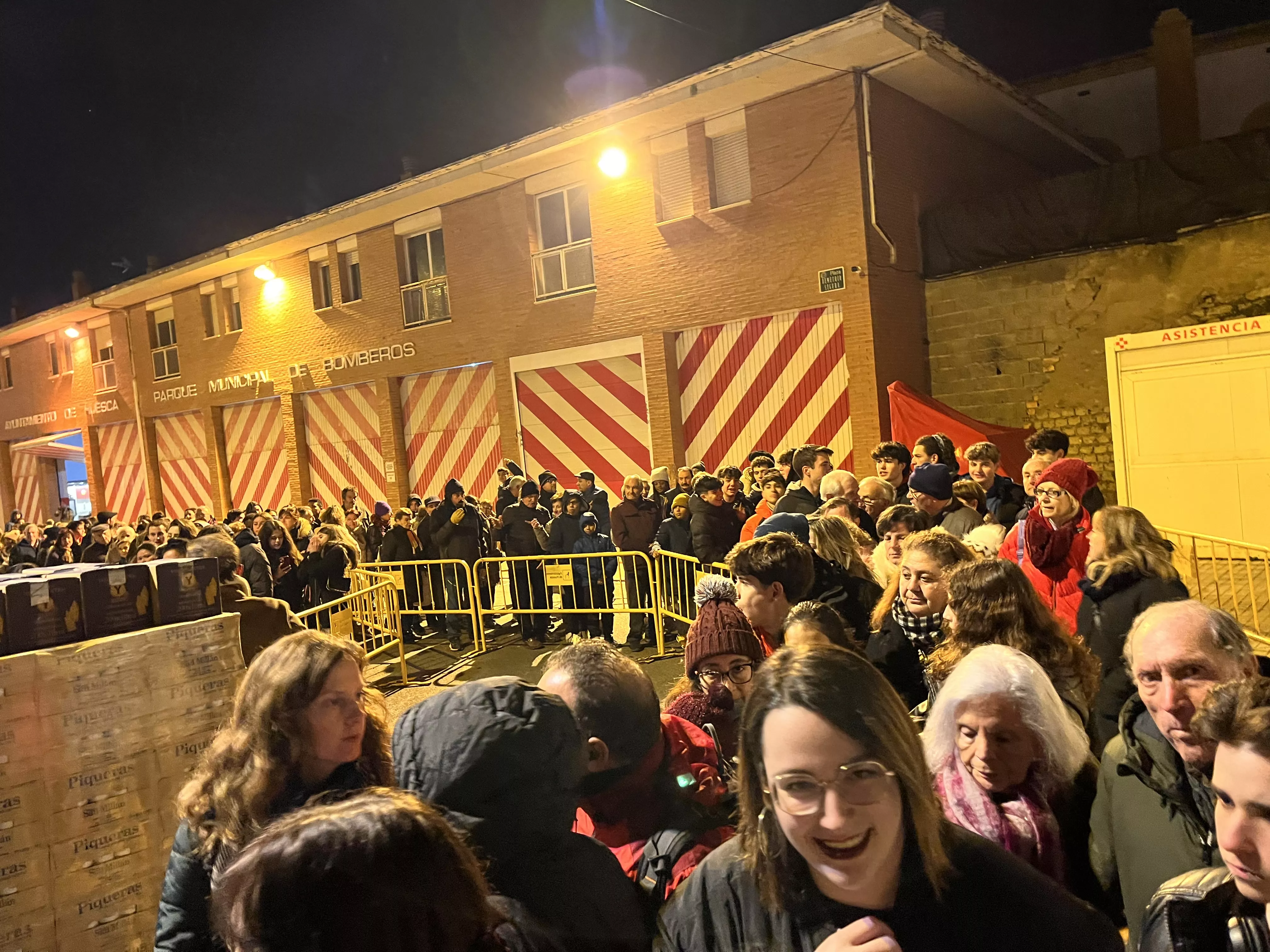 Reparto de patatas y longaniza. Foto Mercedes Manterola