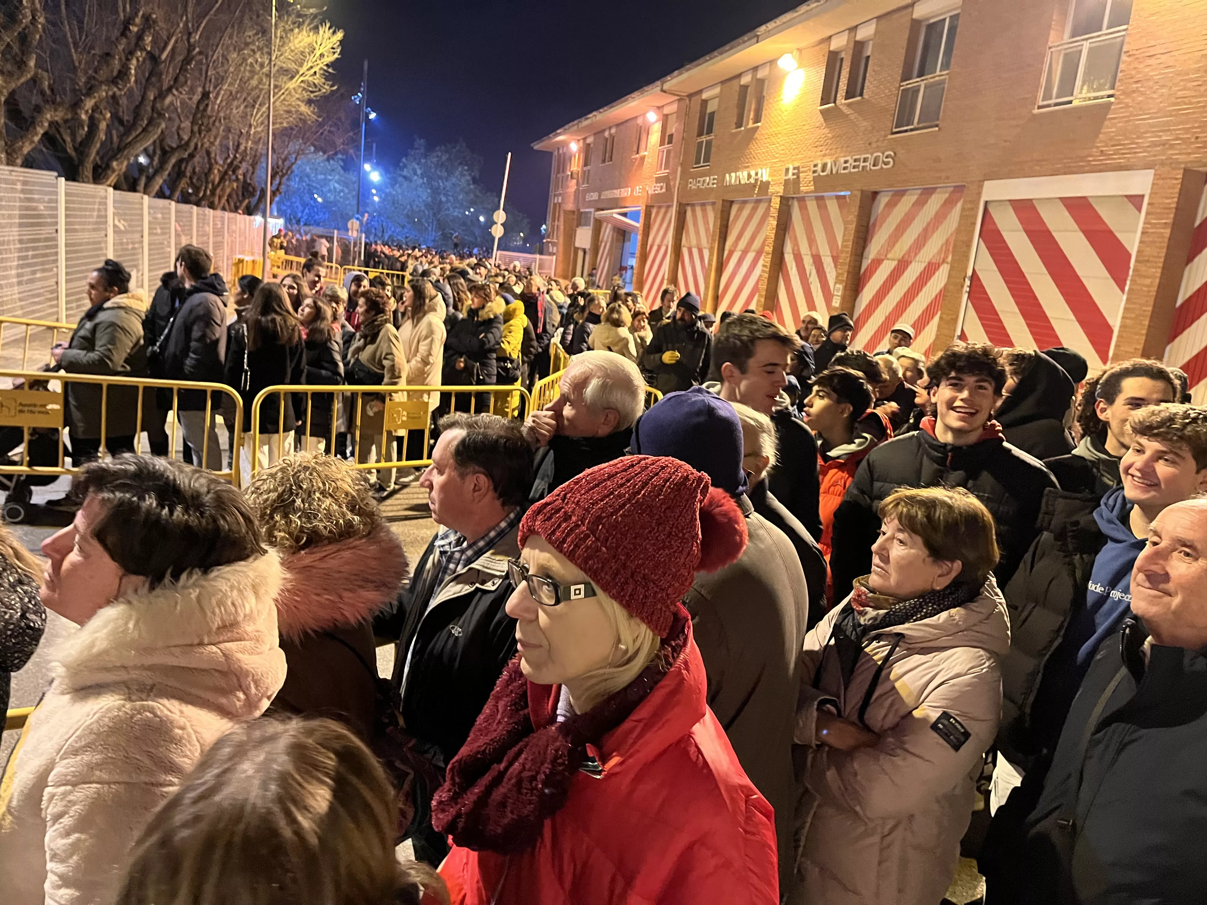 Reparto de patatas y longaniza. Foto Mercedes Manterola