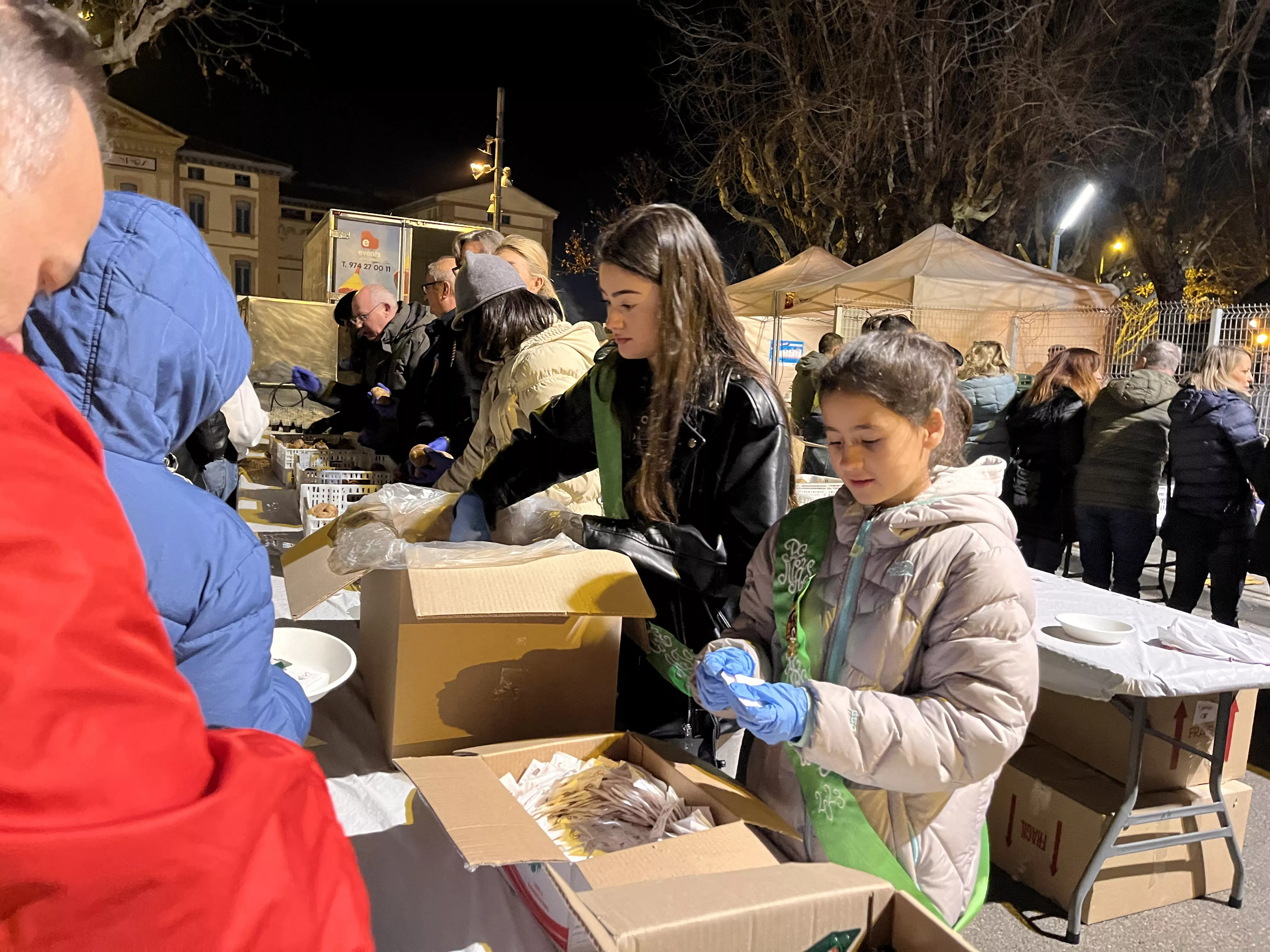 Reparto de patatas y longaniza. Foto Mercedes Manterola