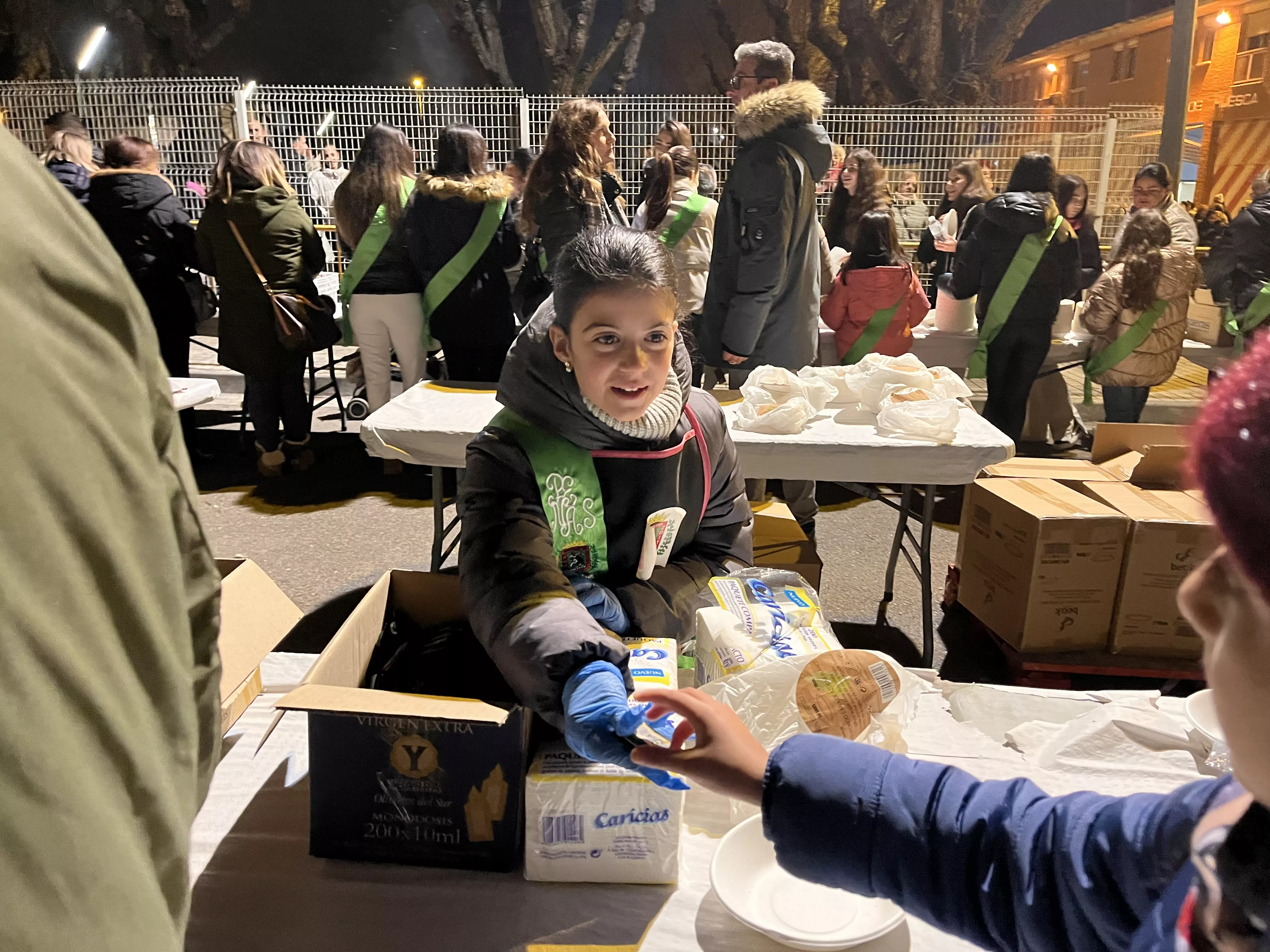 Reparto de patatas y longaniza. Foto Mercedes Manterola