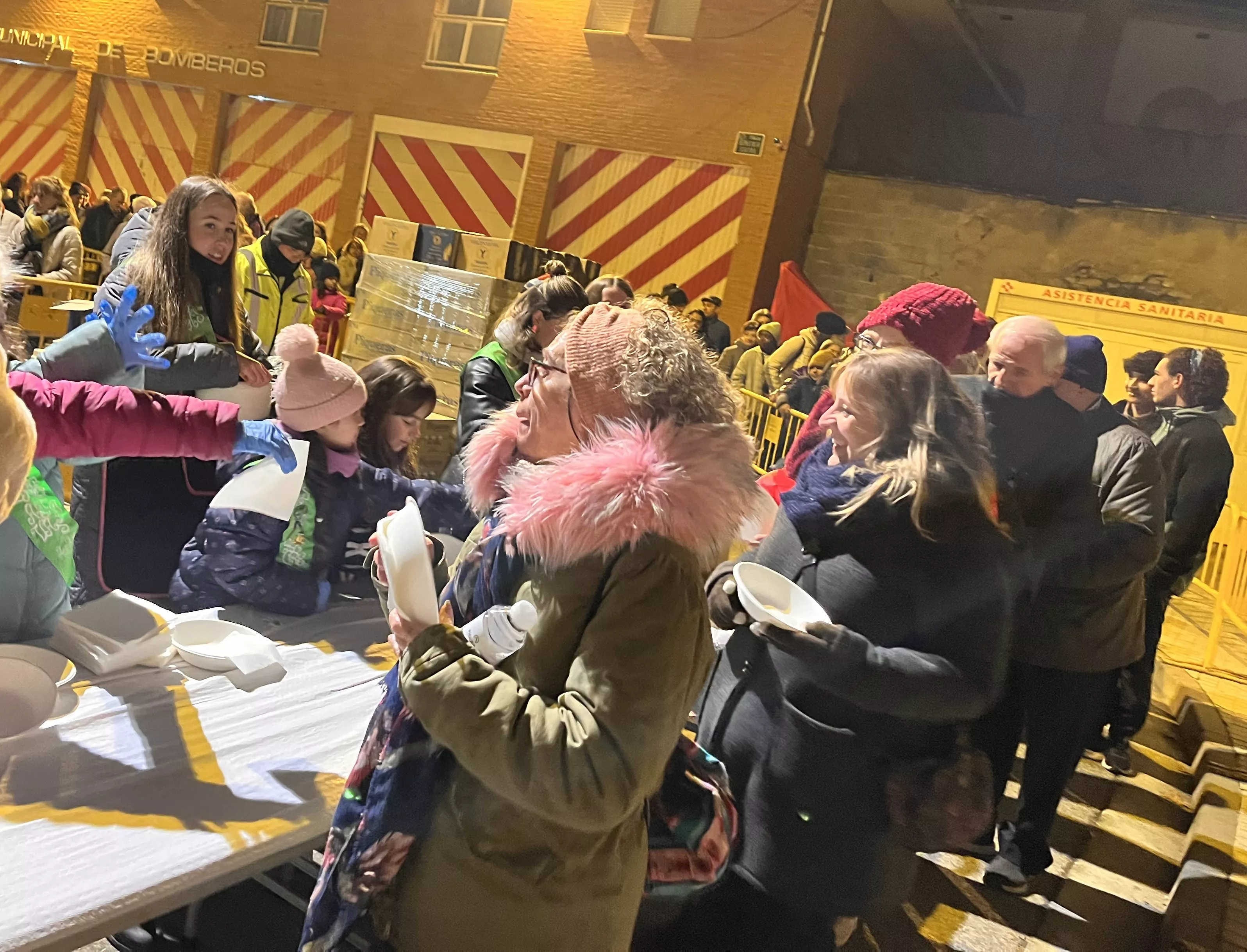 Reparto de patatas y longaniza. Foto Mercedes Manterola