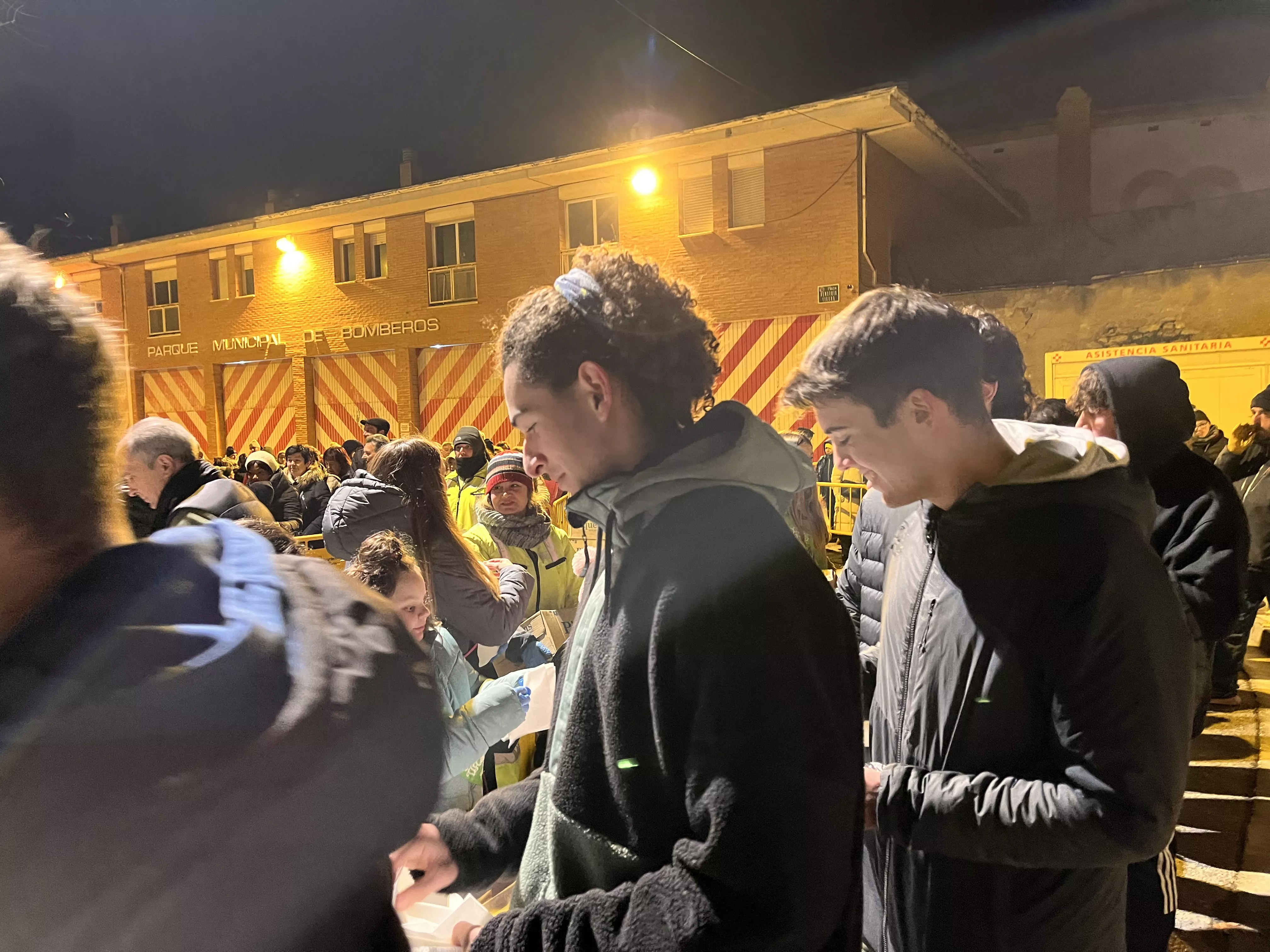 Reparto de patatas y longaniza. Foto Mercedes Manterola