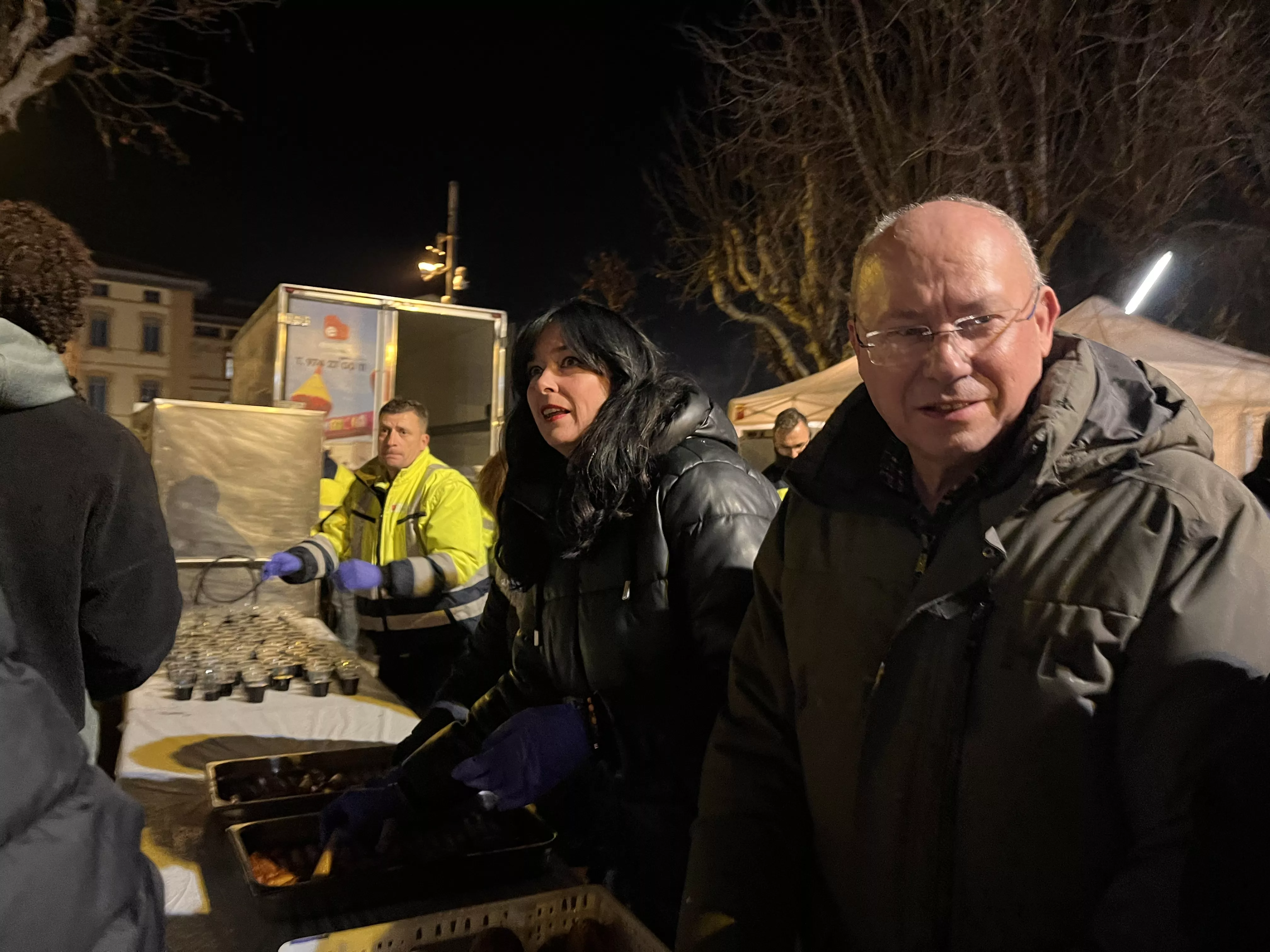 Reparto de patatas y longaniza. Foto Mercedes Manterola