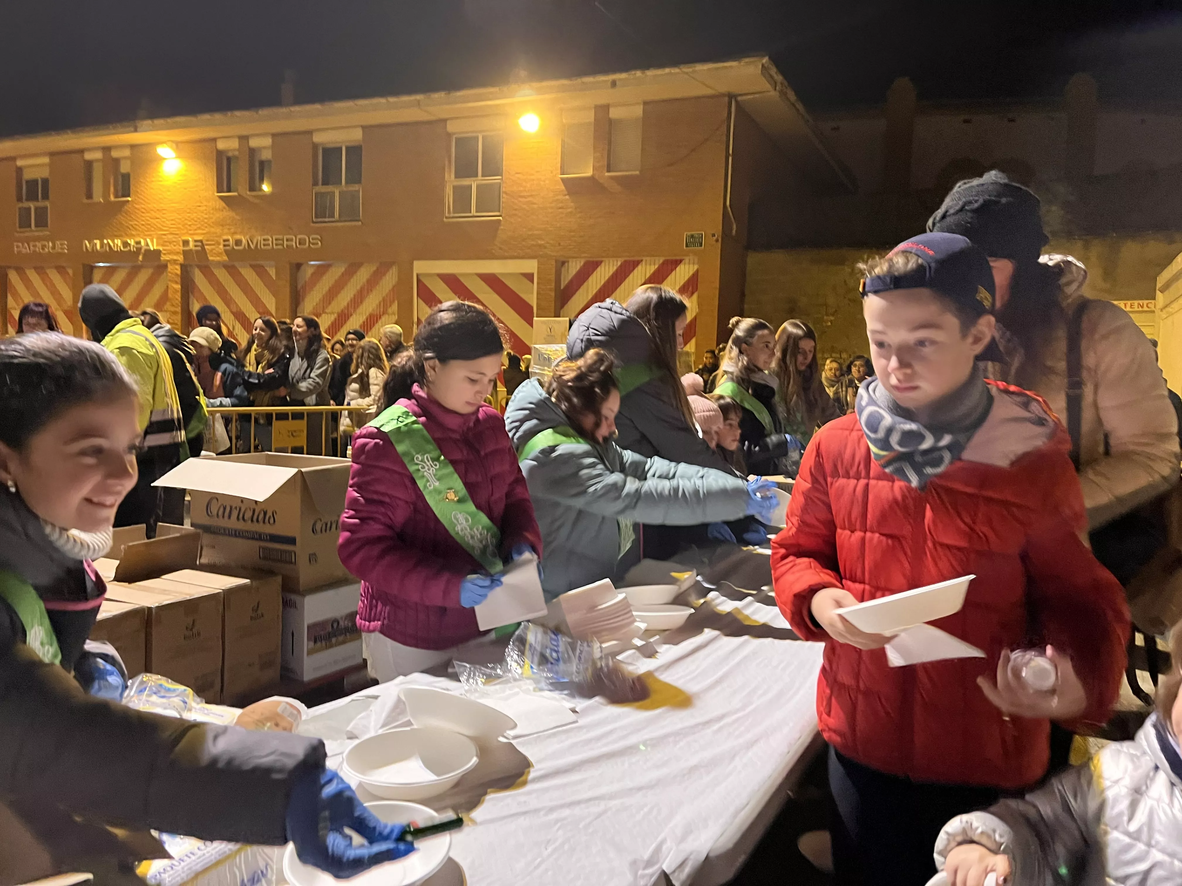 Reparto de patatas y longaniza. Foto Mercedes Manterola