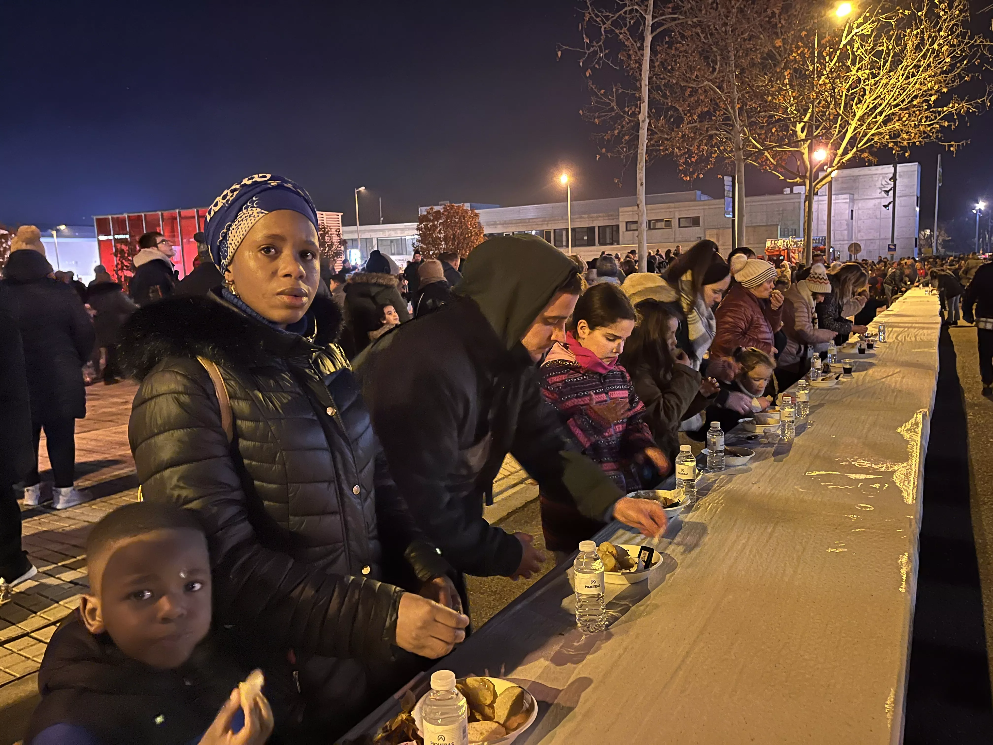 Reparto de patatas y longaniza. Foto Mercedes Manterola